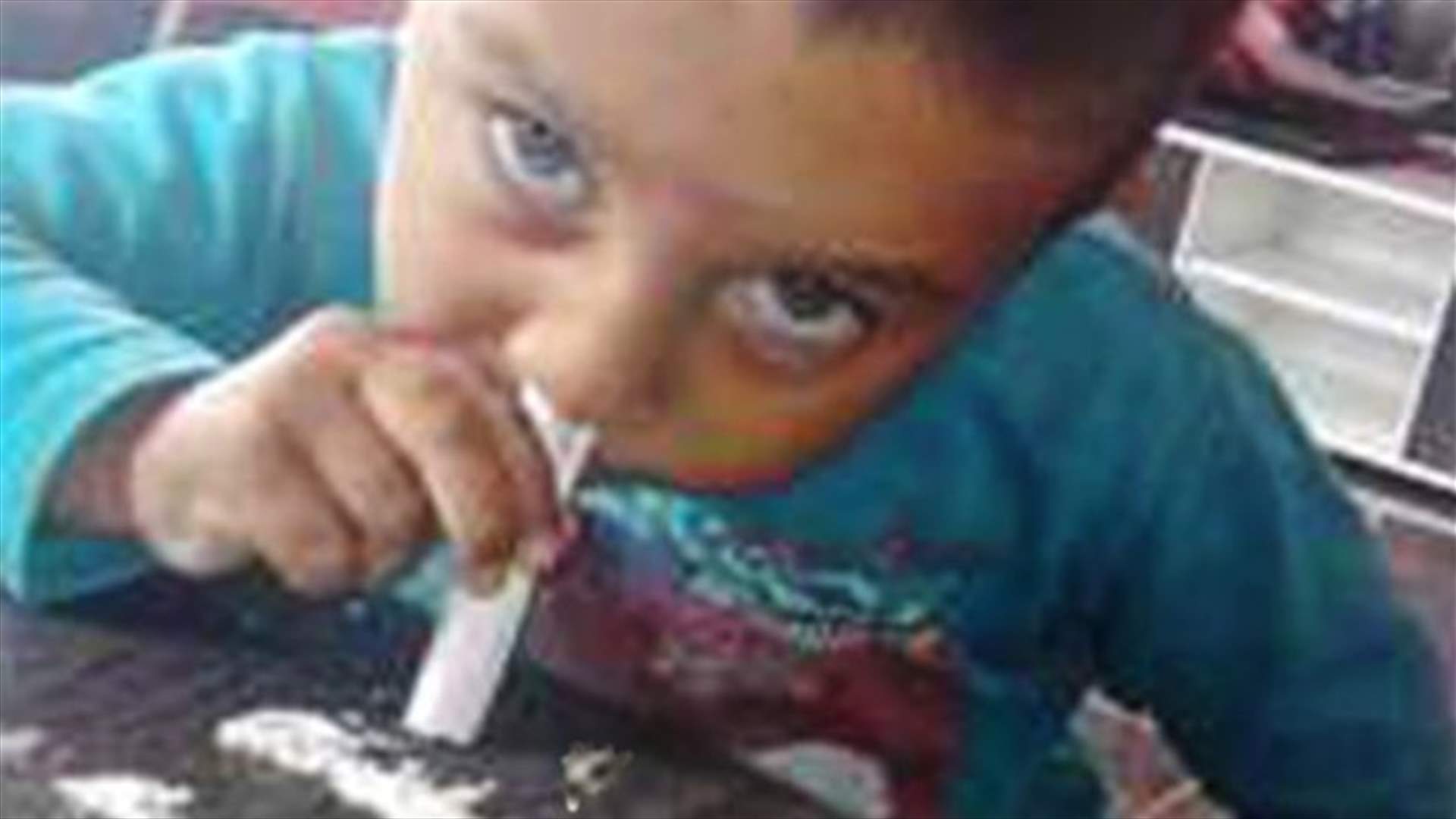 بالصورة: طفل في الثالثة من العمر يتعاطى الكوكايين بحضور أهله!