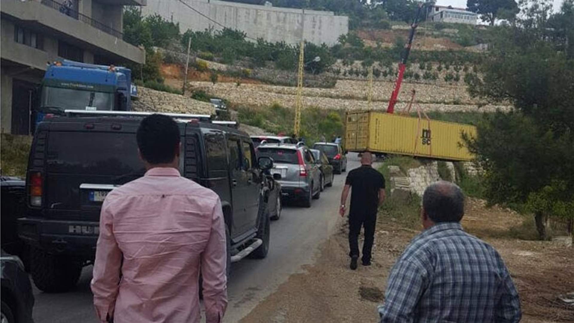 وقوع مستوعب عن شاحنة في بشري
