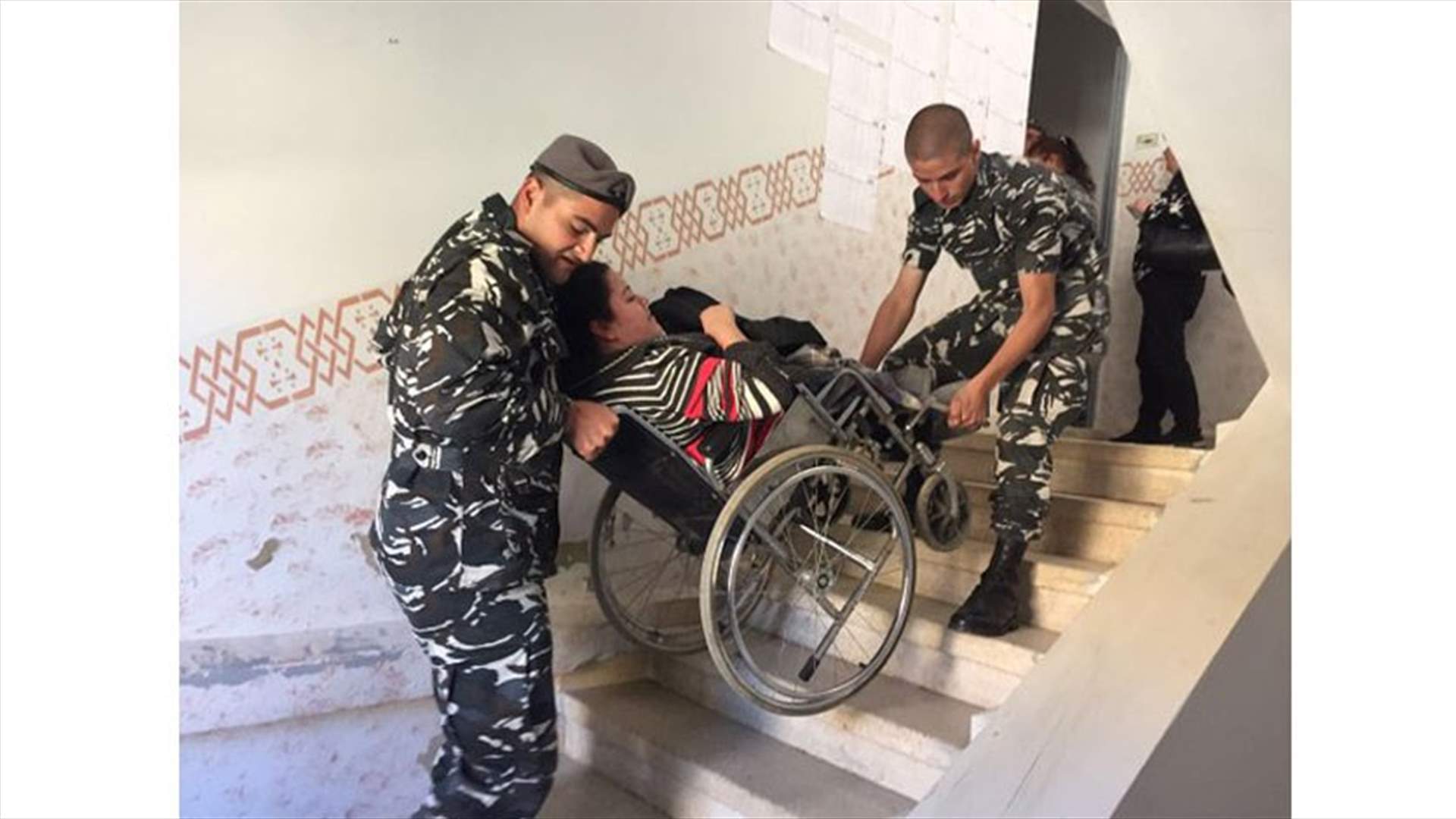 بالصورة - قوى الأمن تساعد امرأة مقعدة للإدلاء بصوتها في البقاع 
