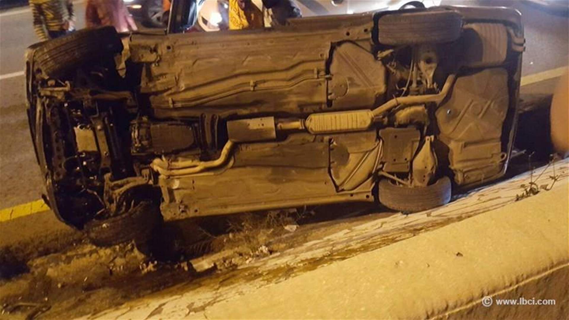 بالصور: انقلاب سيارة على اوتوستراد المدفون باتجاه جونيه