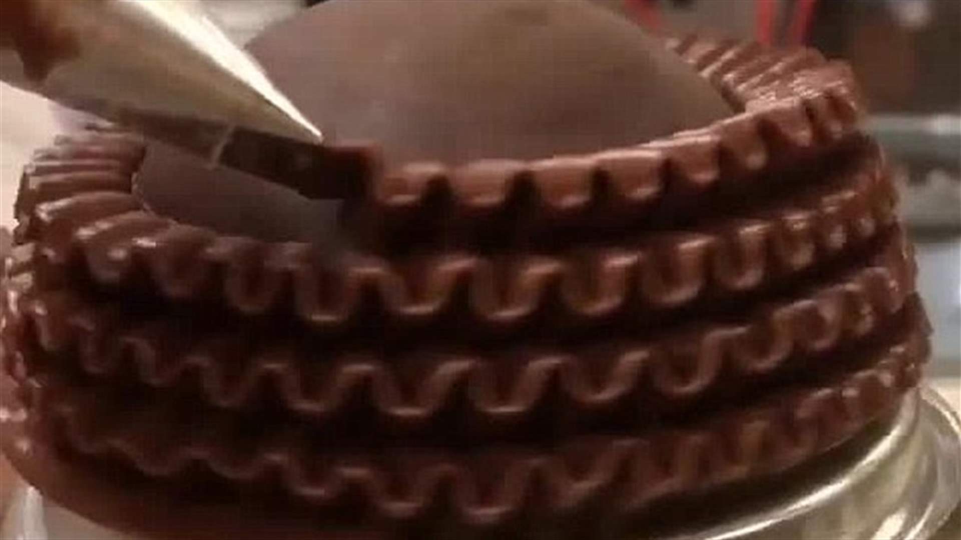 بالفيديو: أجمل طريقة لتزيين قالب الحلوى!