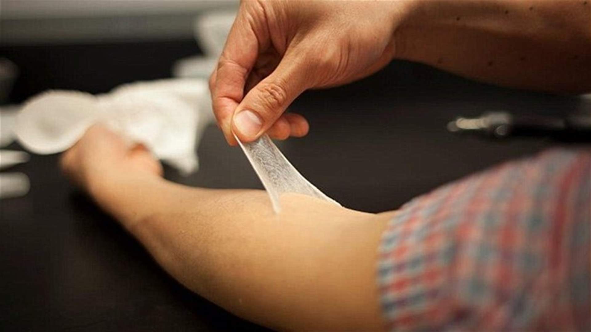 تطوير جلد غير مرئي لإخفاء التجاعيد