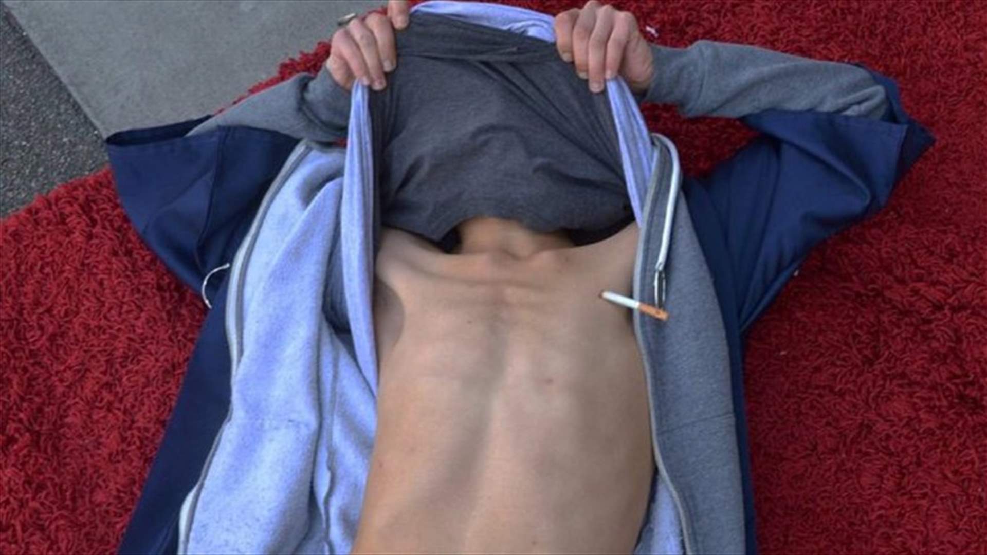 شاب مغربي يزيل الحلمتين وسرّة البطن لبيعها على الانترنت 