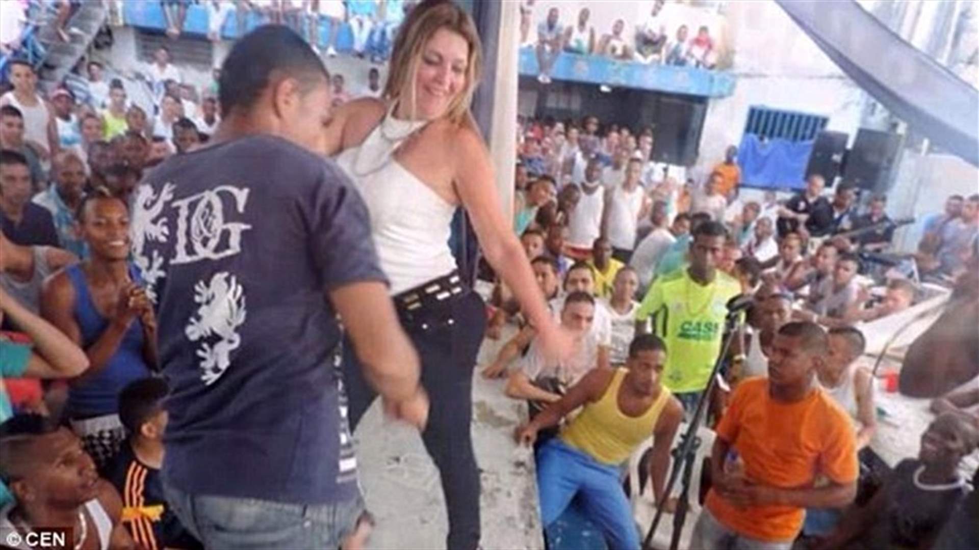 بالصور: مديرة سجن ترقص بطريقةٍ مثيرة أمام السجناء!