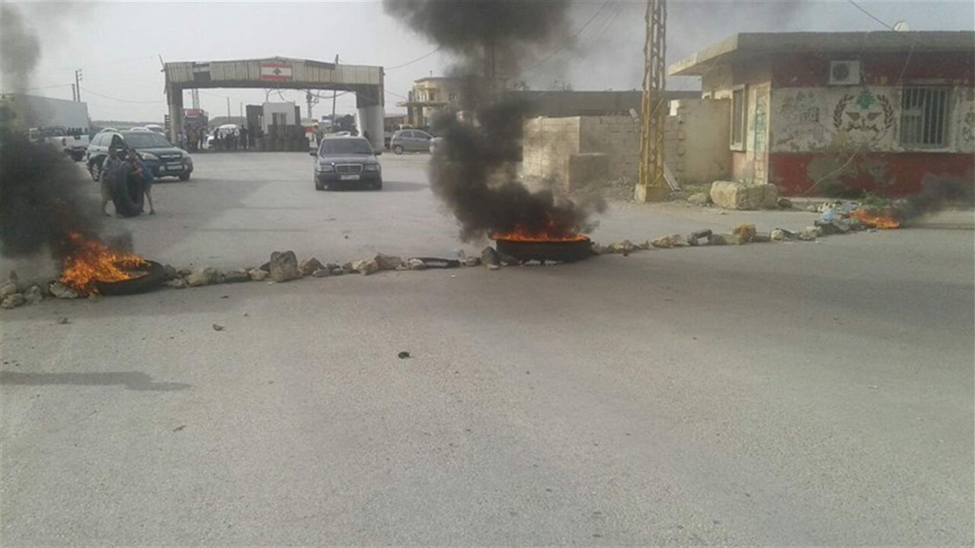 بالصورة... قطع الطريق الدولية التي تربط لبنان بسوريا عند معبر العريضة