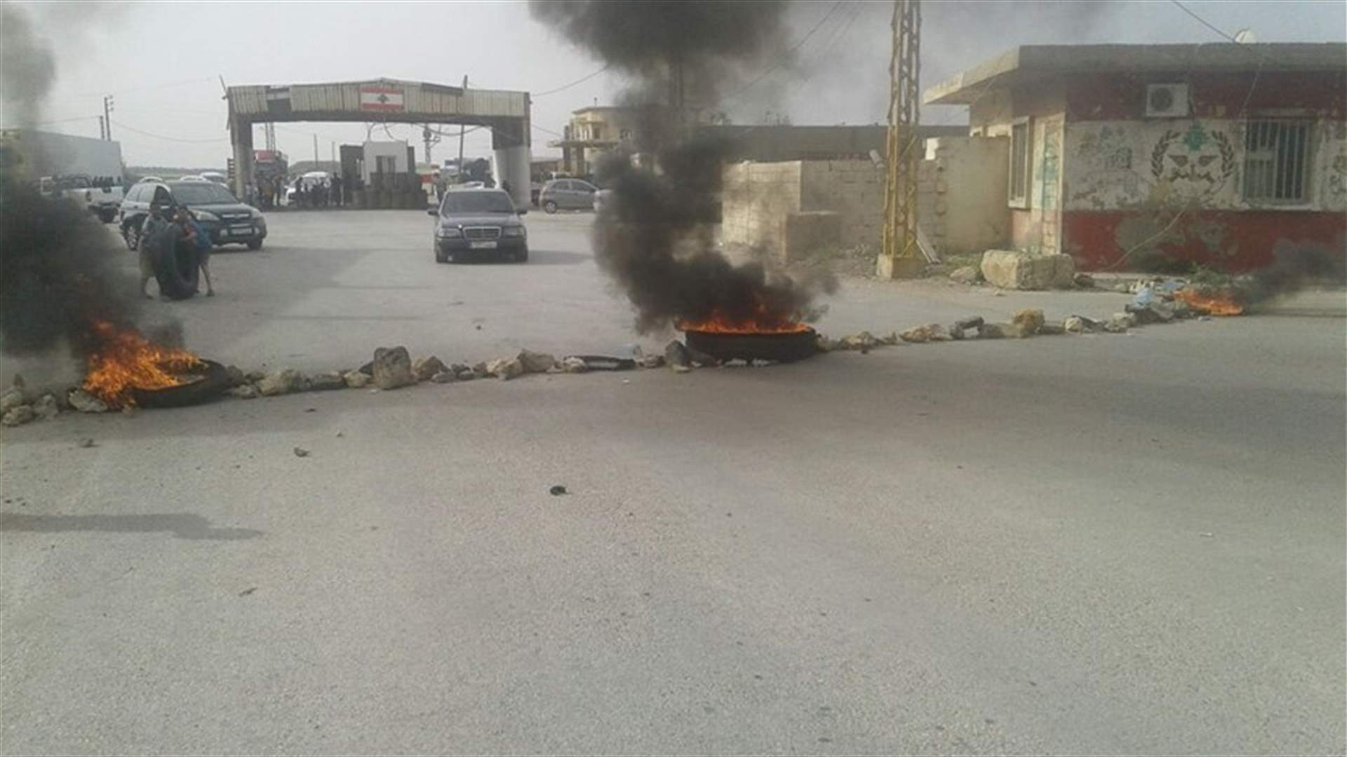 Residents block highway linking Lebanon to Syria 