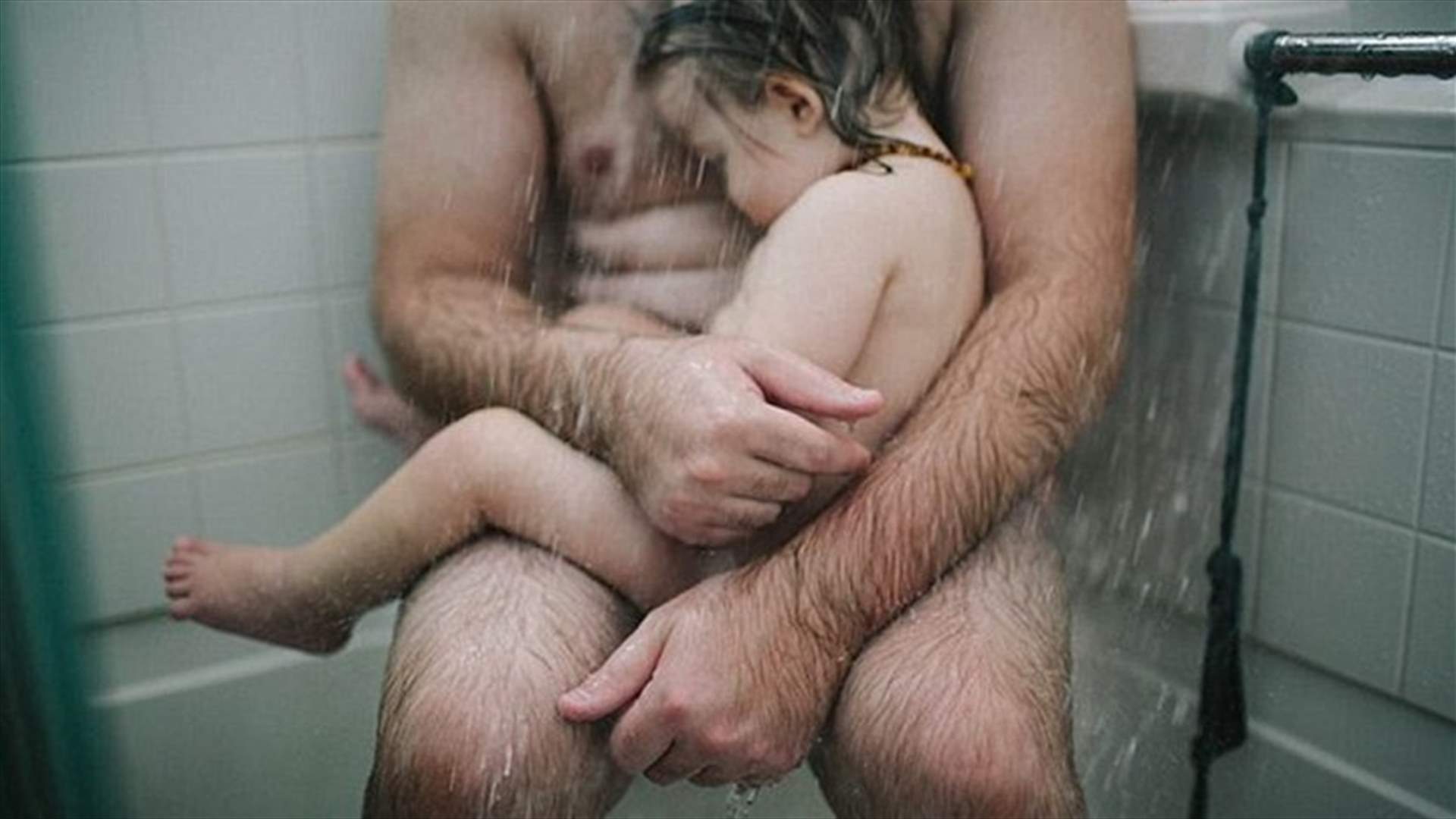 فيسبوك يحذف صورة لأبّ وابنه داخل الحمام لسببٍ أغضب روّاد الموقع