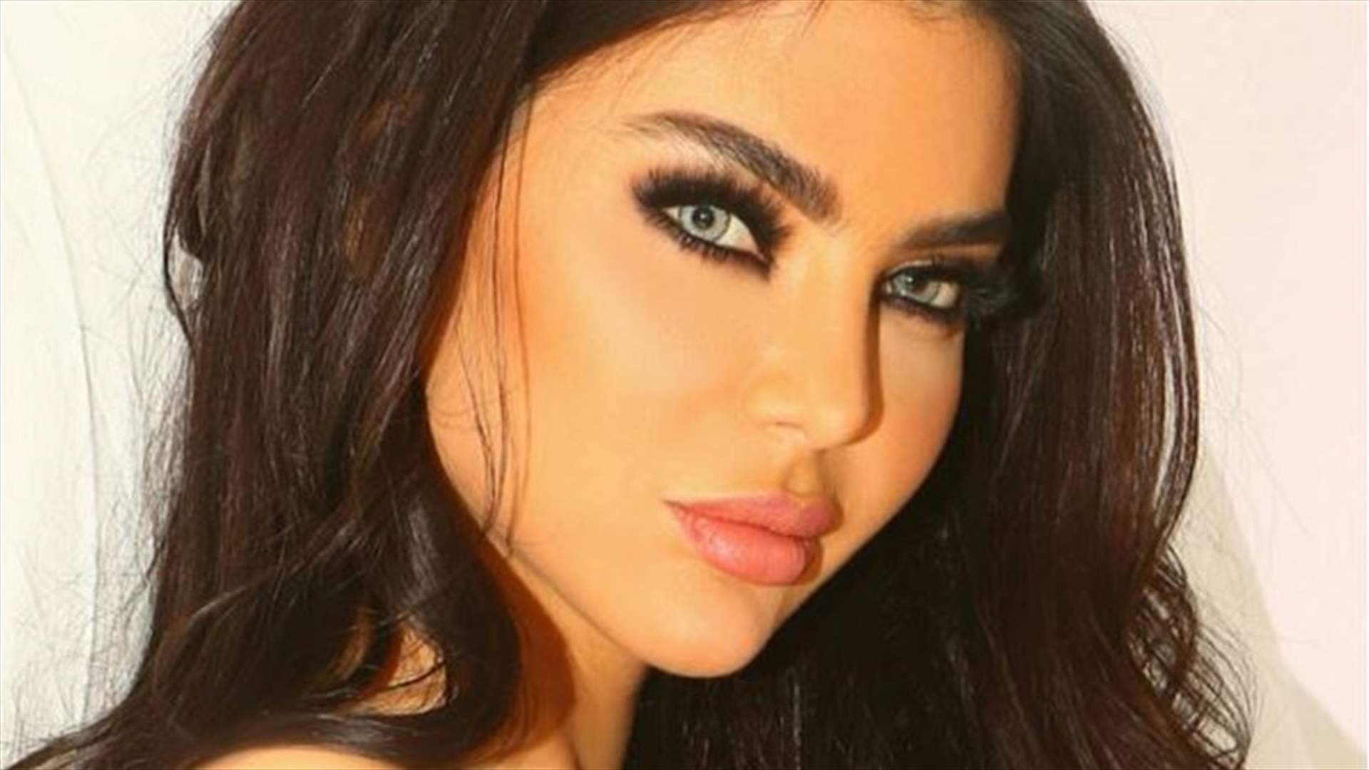 بالصور والفيديو: قمر تستفزّ جمهورها بالبيكني بعد أسابيع على وفاة والدتها