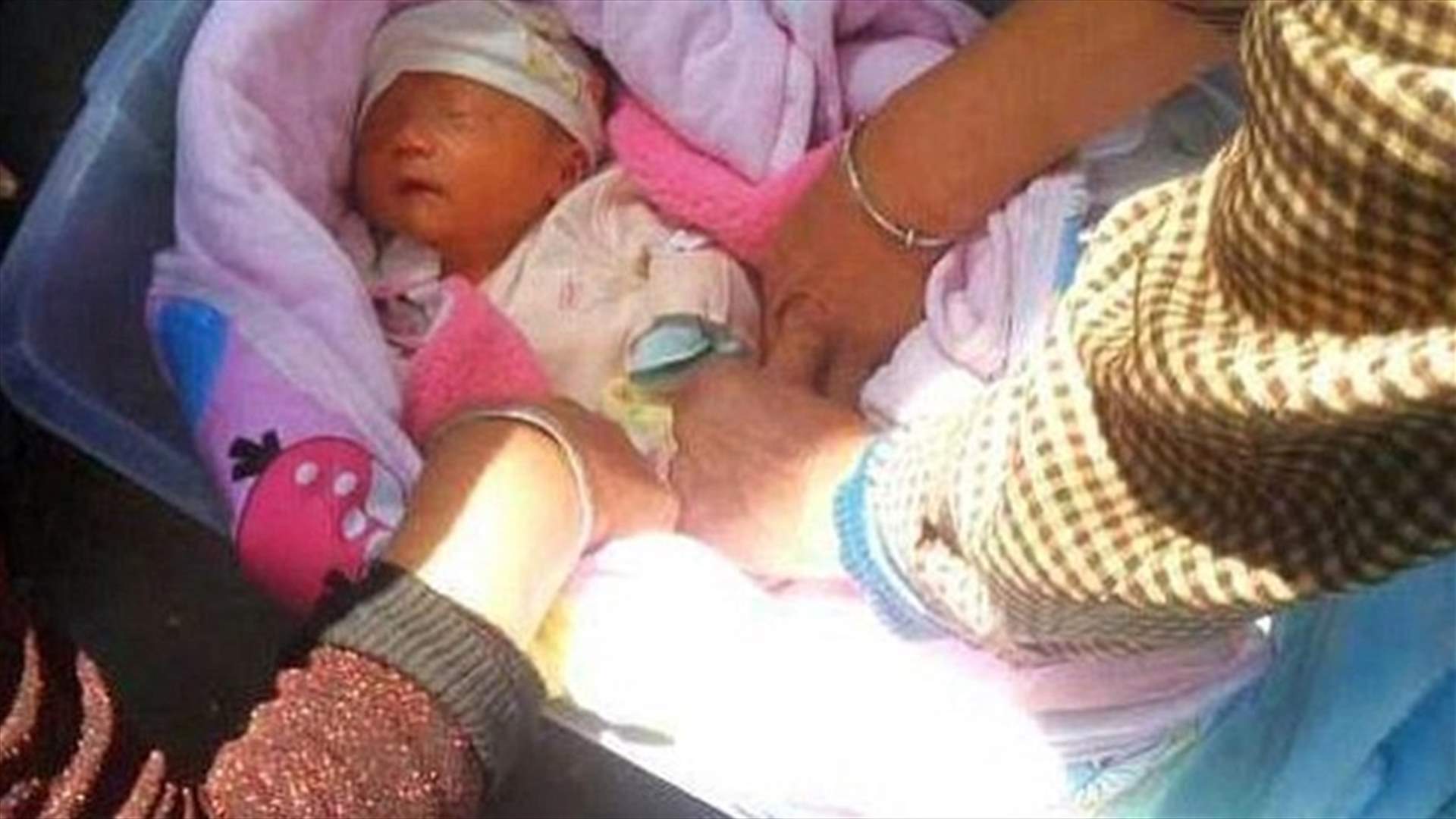 صورة مؤثّرة جداً لأمّ ترضع طفلة متروكة في الشارع