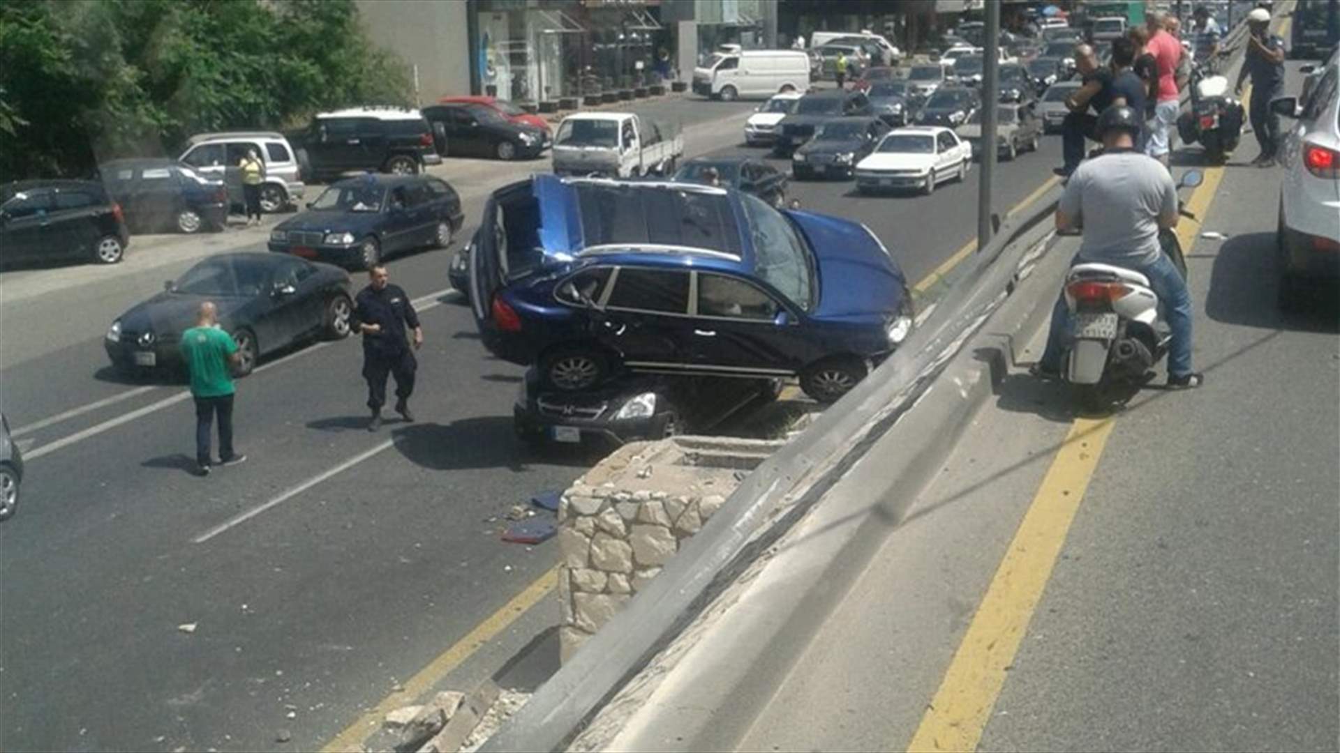 بالصورة: تصادم بين مركبتين على اوتوستراد جونية