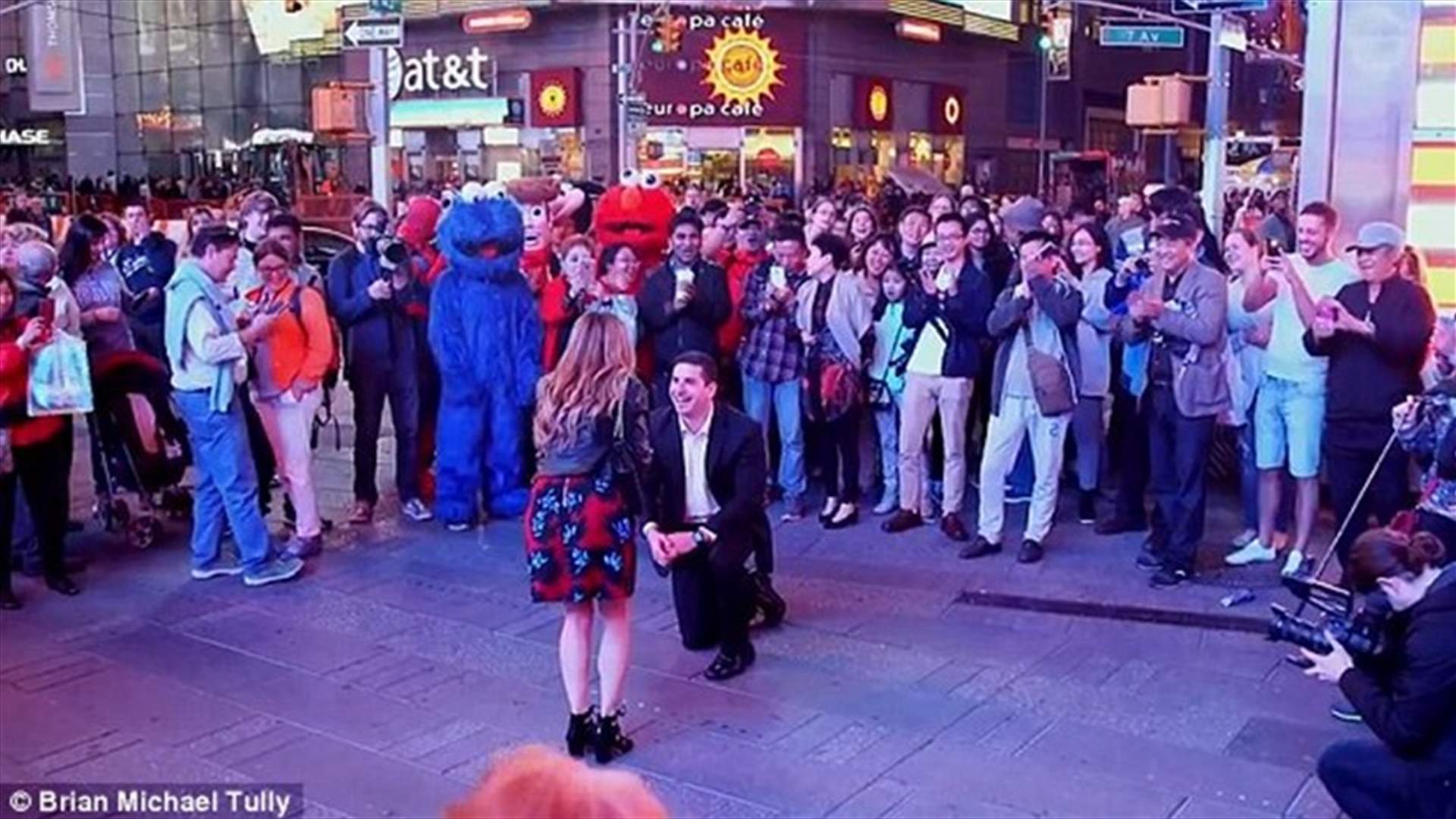 بالفيديو: طلب الزواج من حبيبته بطريقة رومنسية جداً وأمام الجميع