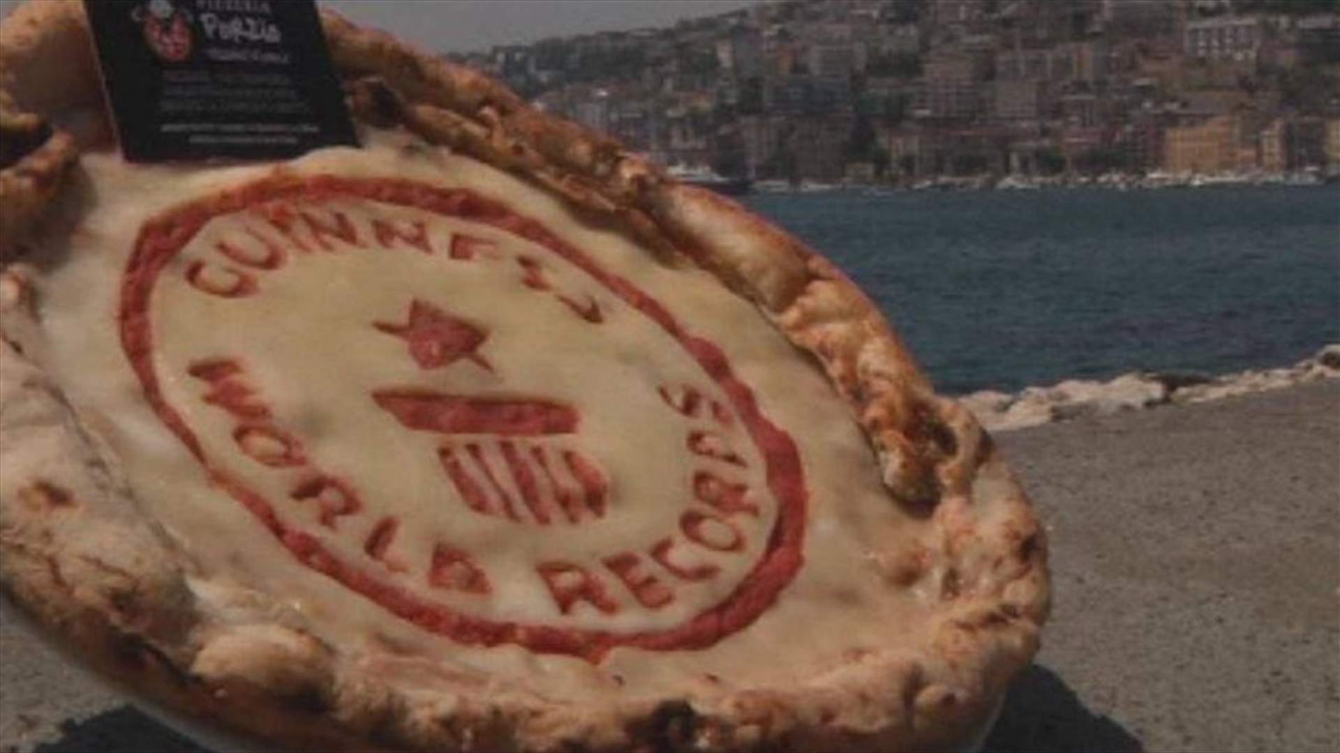 بالفيديو - شاهدوا أطول بيتزا في العالم