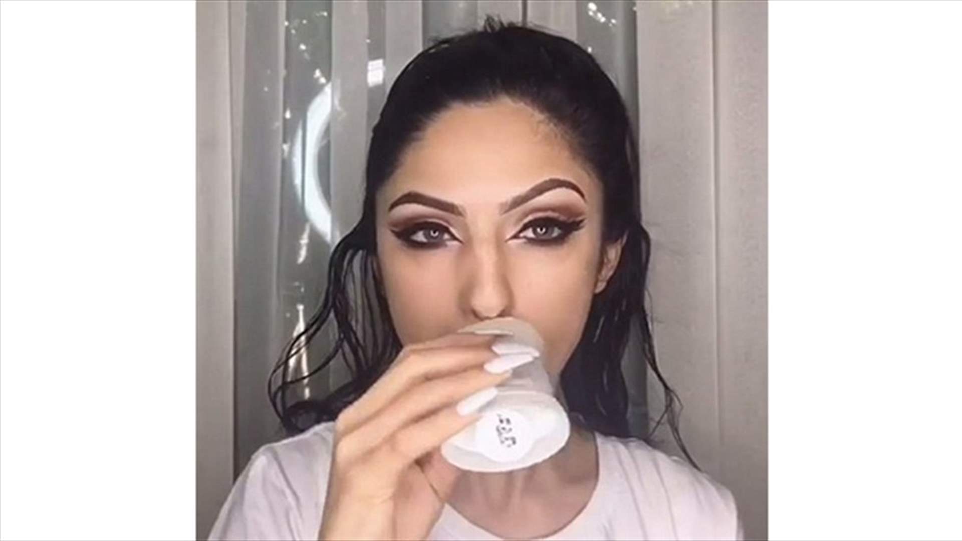بالفيديو: خبيرة تجميل تستخدم مزيل العرق على وجهها والأطباء يُحذّرون