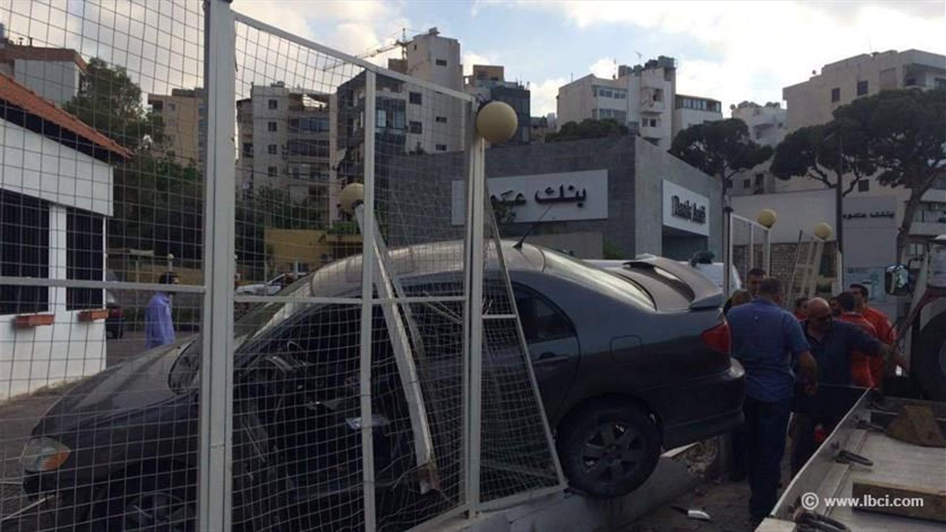 بالصور: سيارة تخرق سياجا قرب بنك عودة في الدكوانة