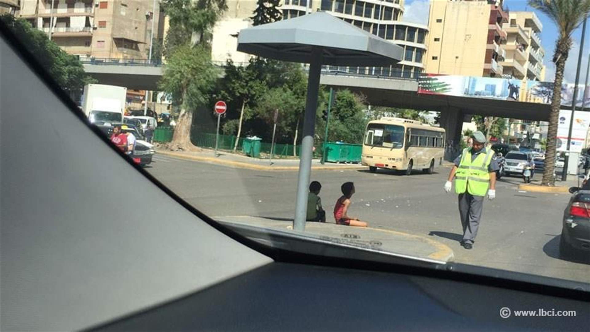 تحت خيمة عنصر قوى الأمن الداخلي... جلسا يختبئان من حريق الشمس