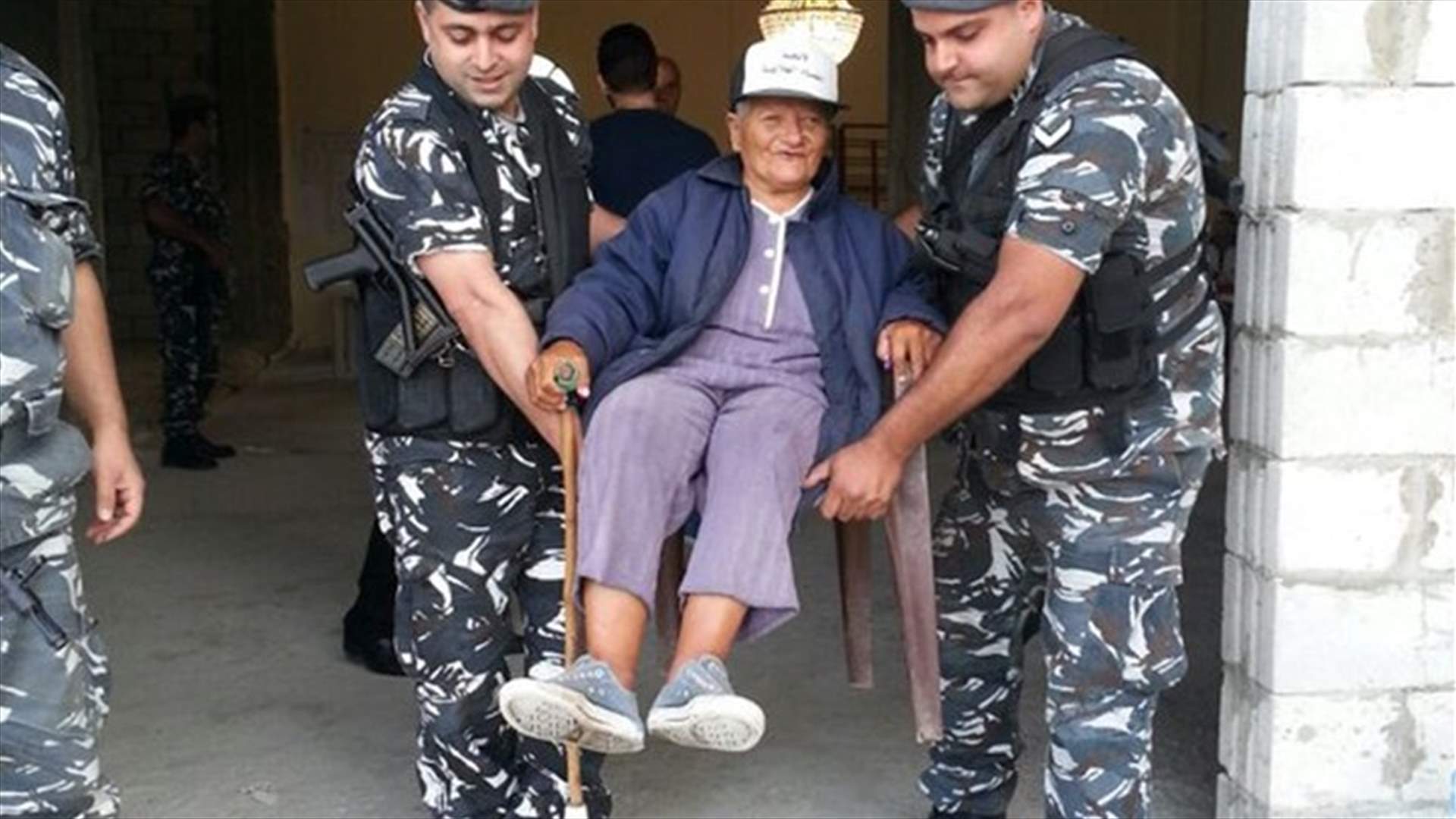 بالصورة: قوى الامن تساعد مواطنين على الإنتخاب