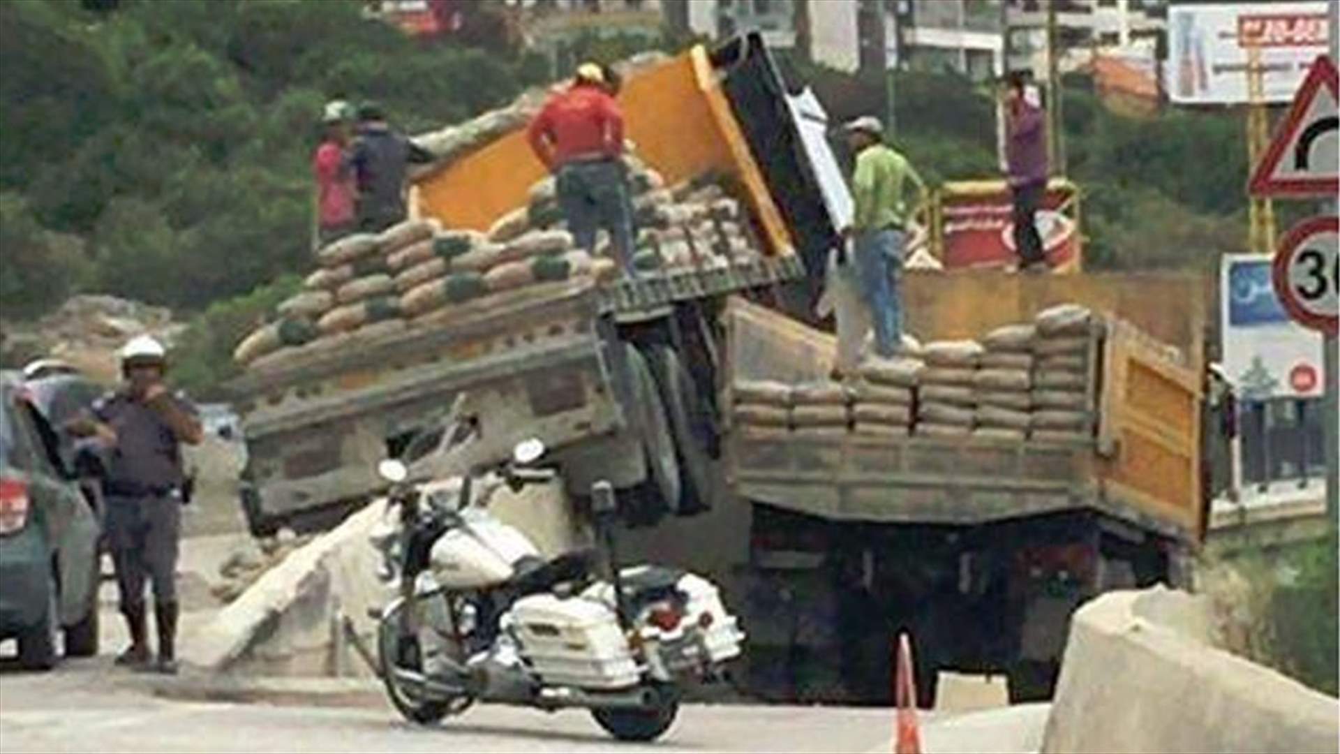 بالصور: اصطدام شاحنة بالحائط الاسمنتي على جسر الكازينو 