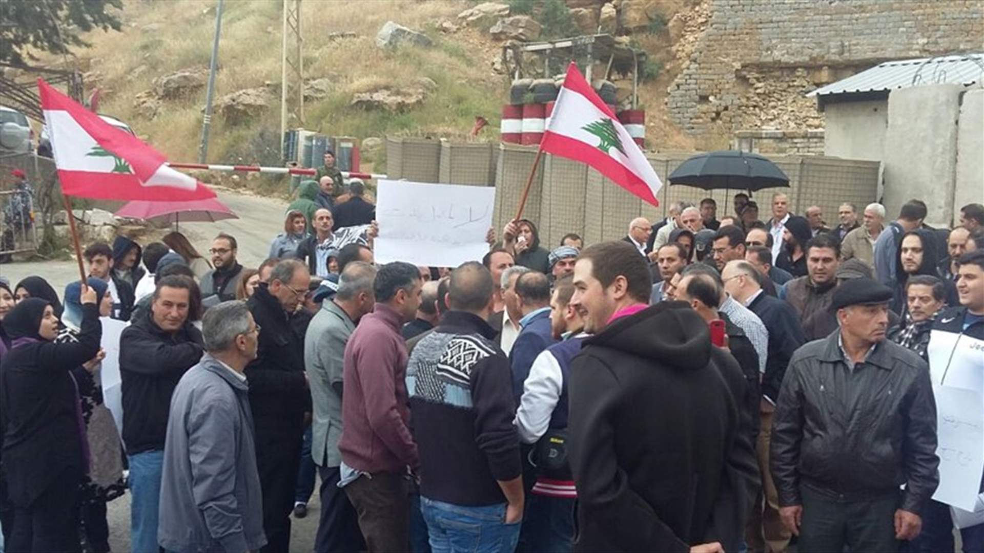 اعتصام لاهالي عين دارة احتجاجا على استجواب 3 من البلدة