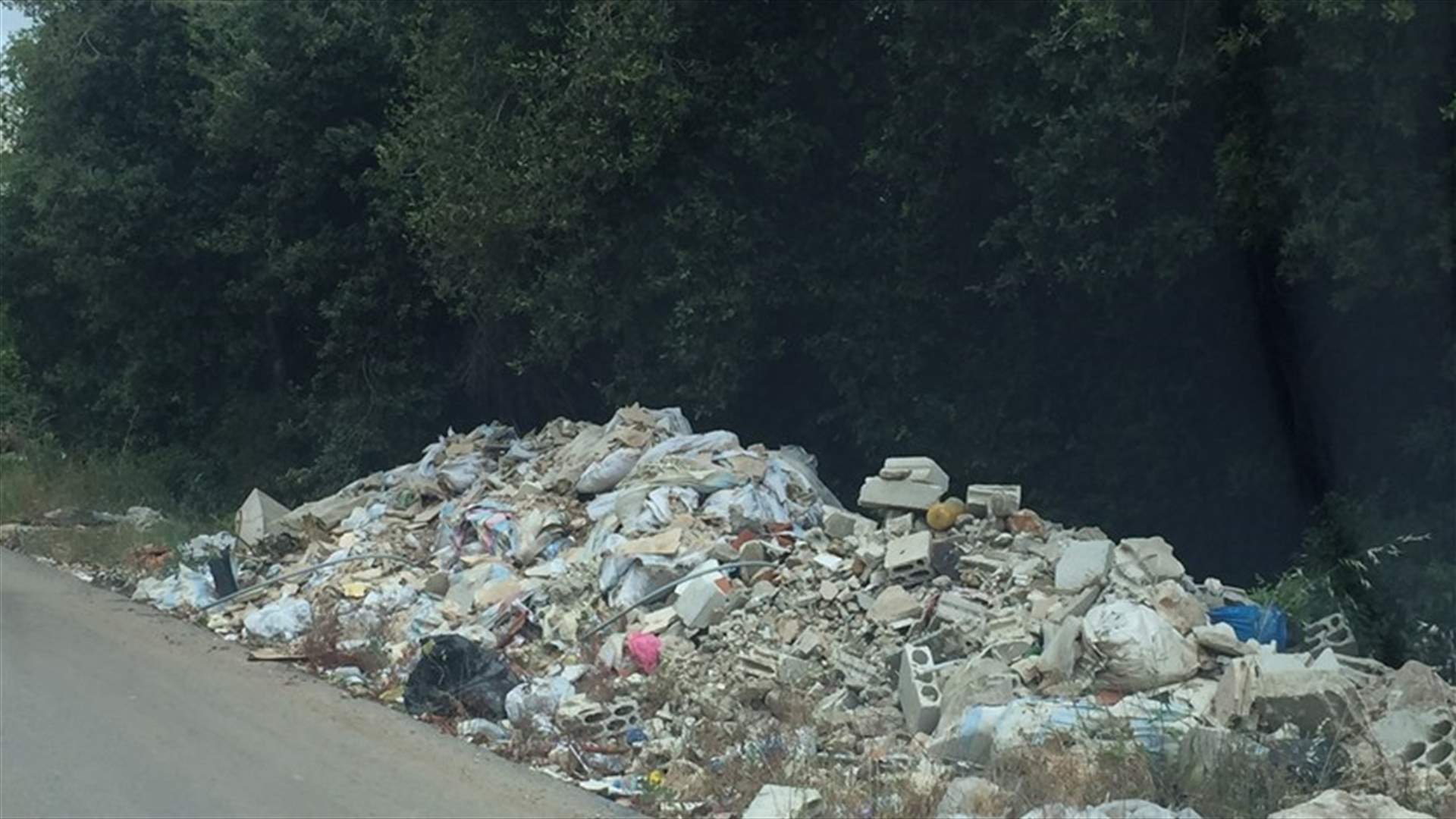 ردميات تعكر صفو طبيعة بلونة..