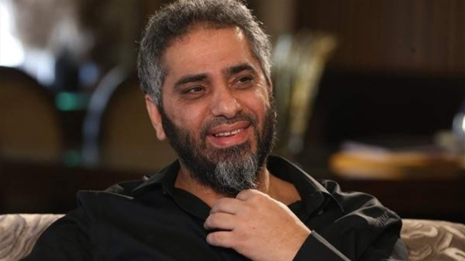 بالصورة: فضل شاكر في مطار بيروت.. هل غادر لبنان؟