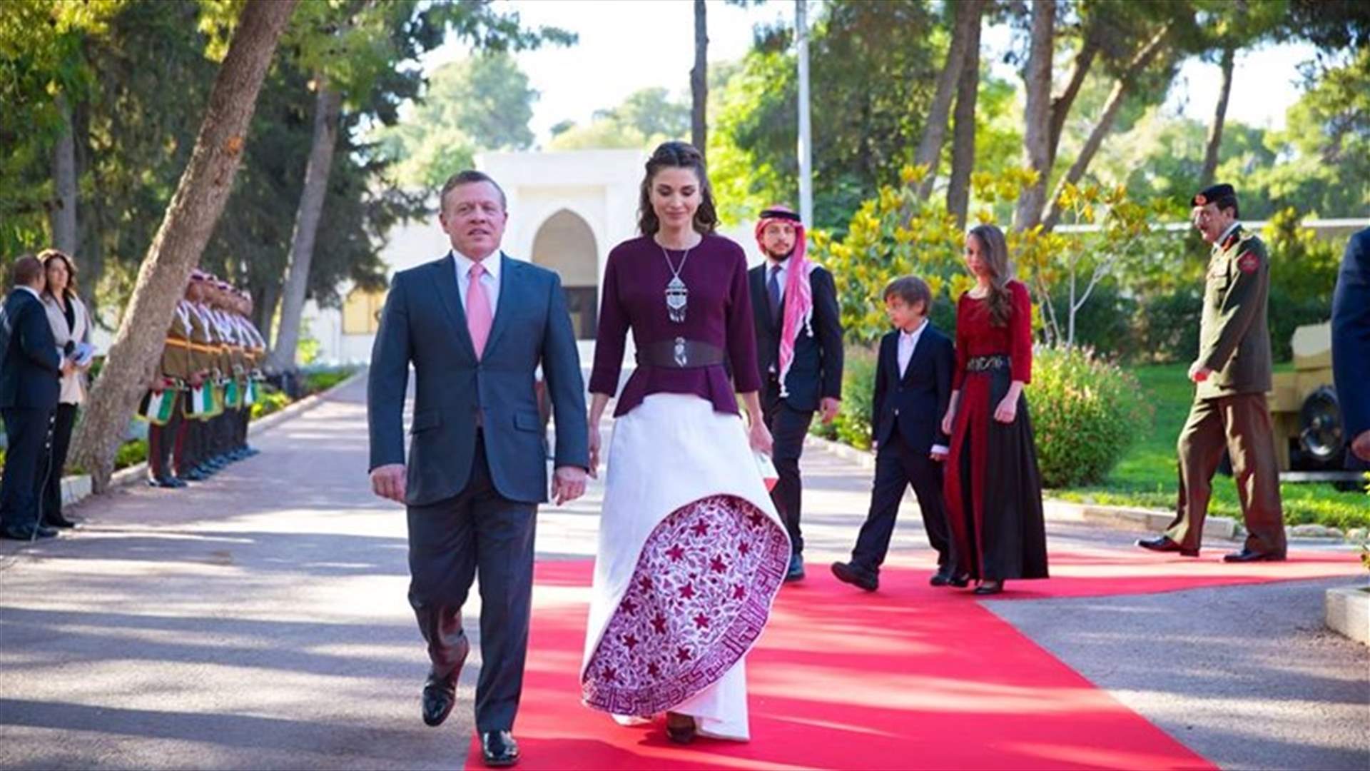 بالصوّر: إطلالة شرقية بامتياز للملكة رانيا في عيد الاستقلال