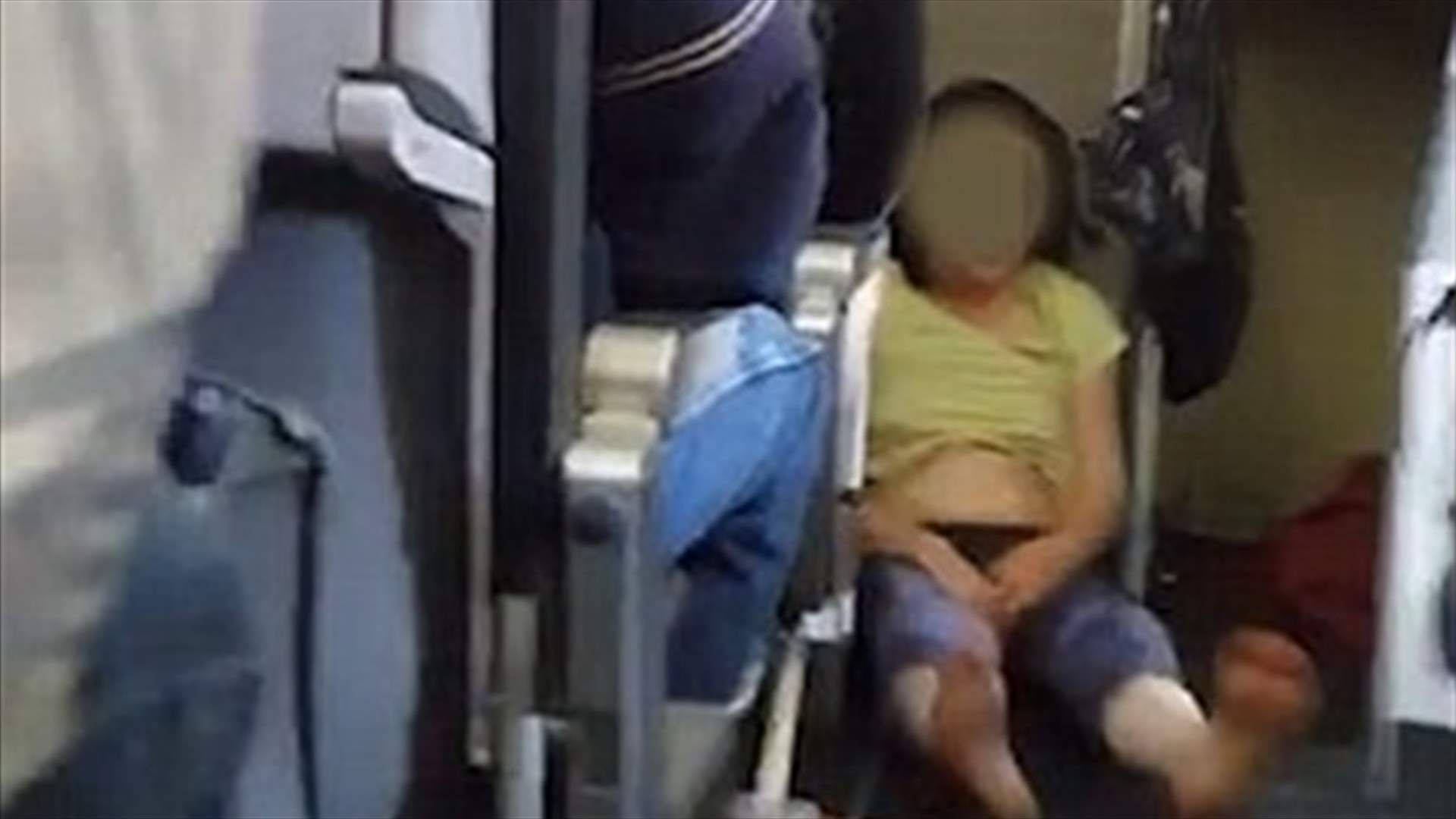 بالفيديو: راكبة تثير الذعر على متن الطائرة... "سنموت بحادث تحطّم!"