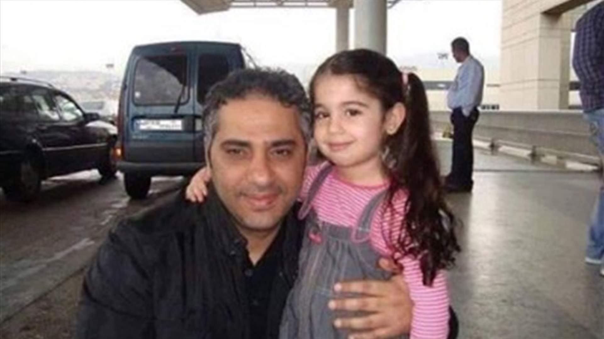 صورة فضل شاكر مع الطفلة في المطار تتفاعل.. ووالدها يكشف الحقيقة