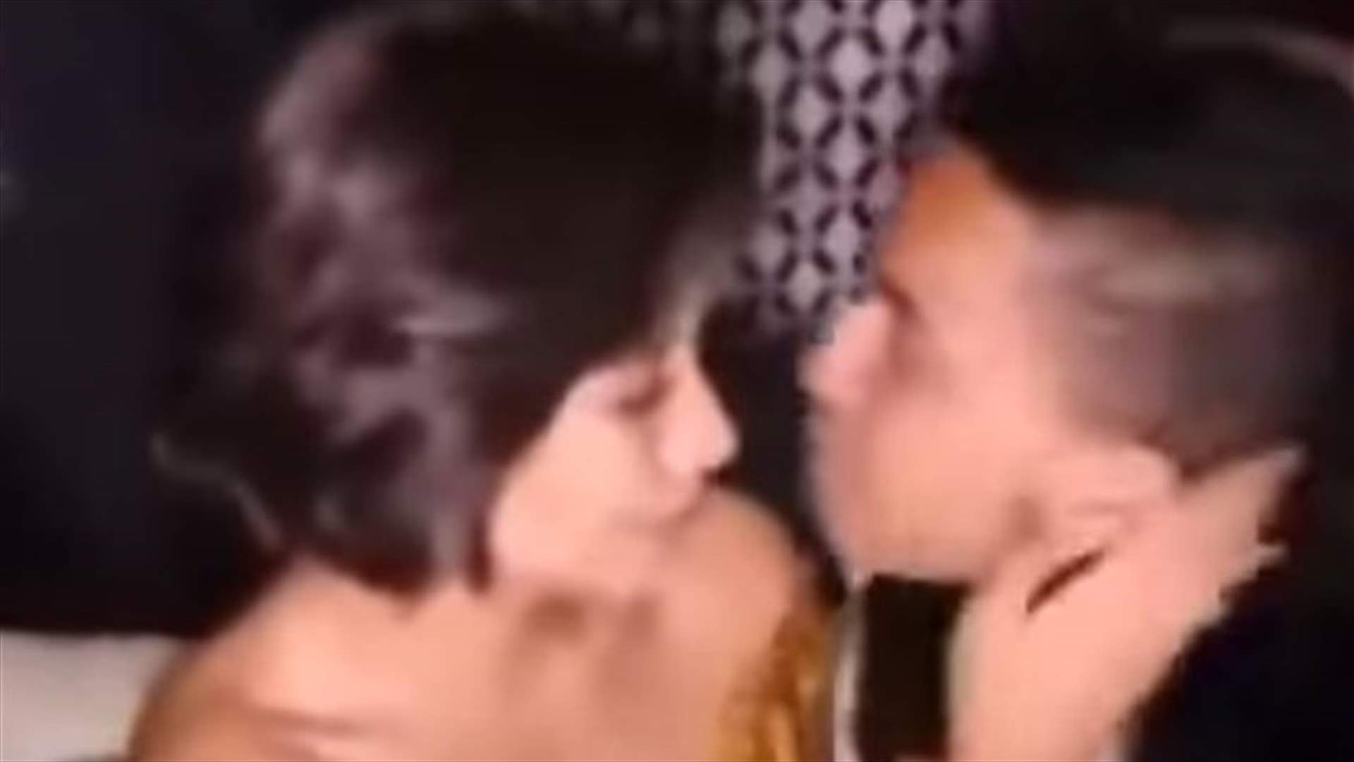 بالفيديو: بين القبلات والطلبات الغريبة.. مهووسون يحرجون النجوم العرب!