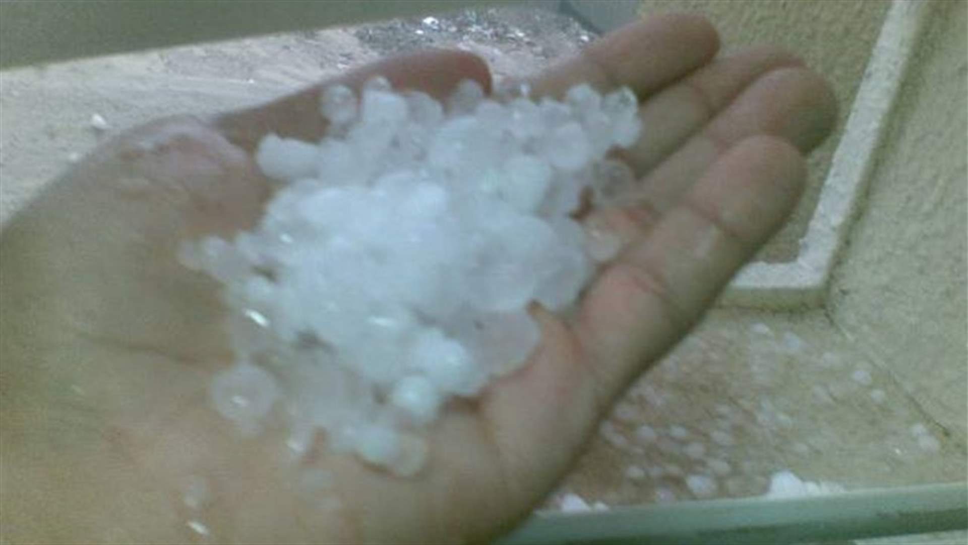 البرَد تساقط لمدة 15 دقيقة بجرد جبيل...وأحدث أضرارا فادحة في البساتين