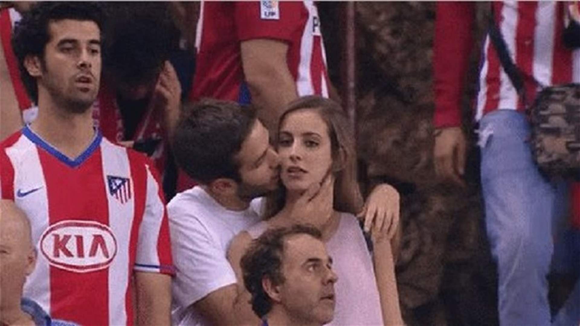 قُبلة من نسج الخيال... تُحدث أزمة!