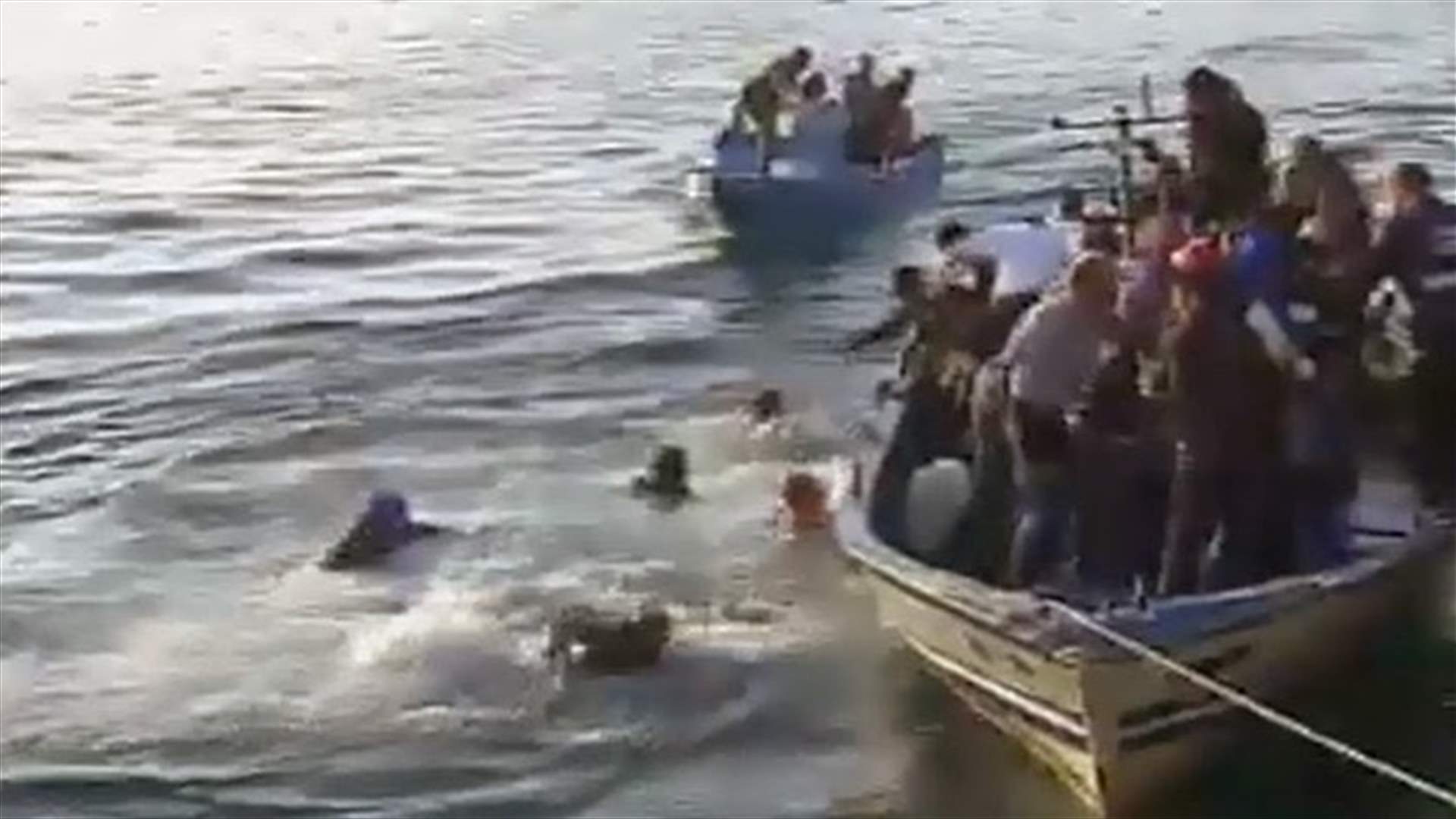 غرق قارب ينقل مئات المهاجرين في المتوسط وعمليات الانقاذ جارية