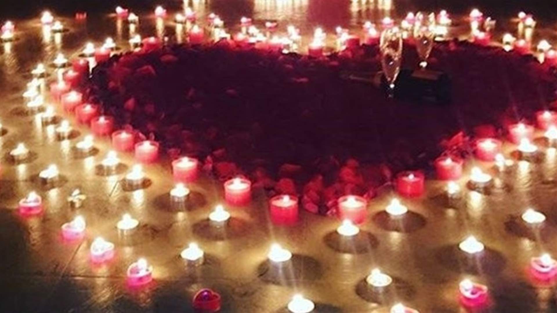 بالصور: حبيب فنانة لبنانية يطلب منها الزواج بطريقة مفاجئة.. من هي؟