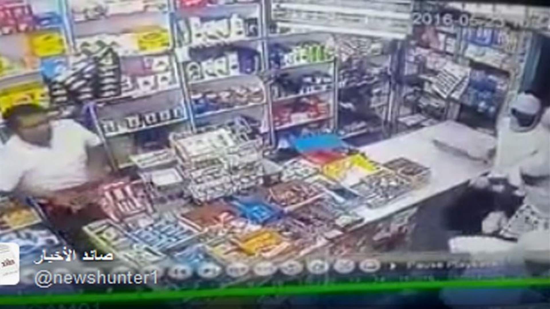 بالفيديو: هجوم ٌ بالسواطير...لسرقة محل ٍ صغير
