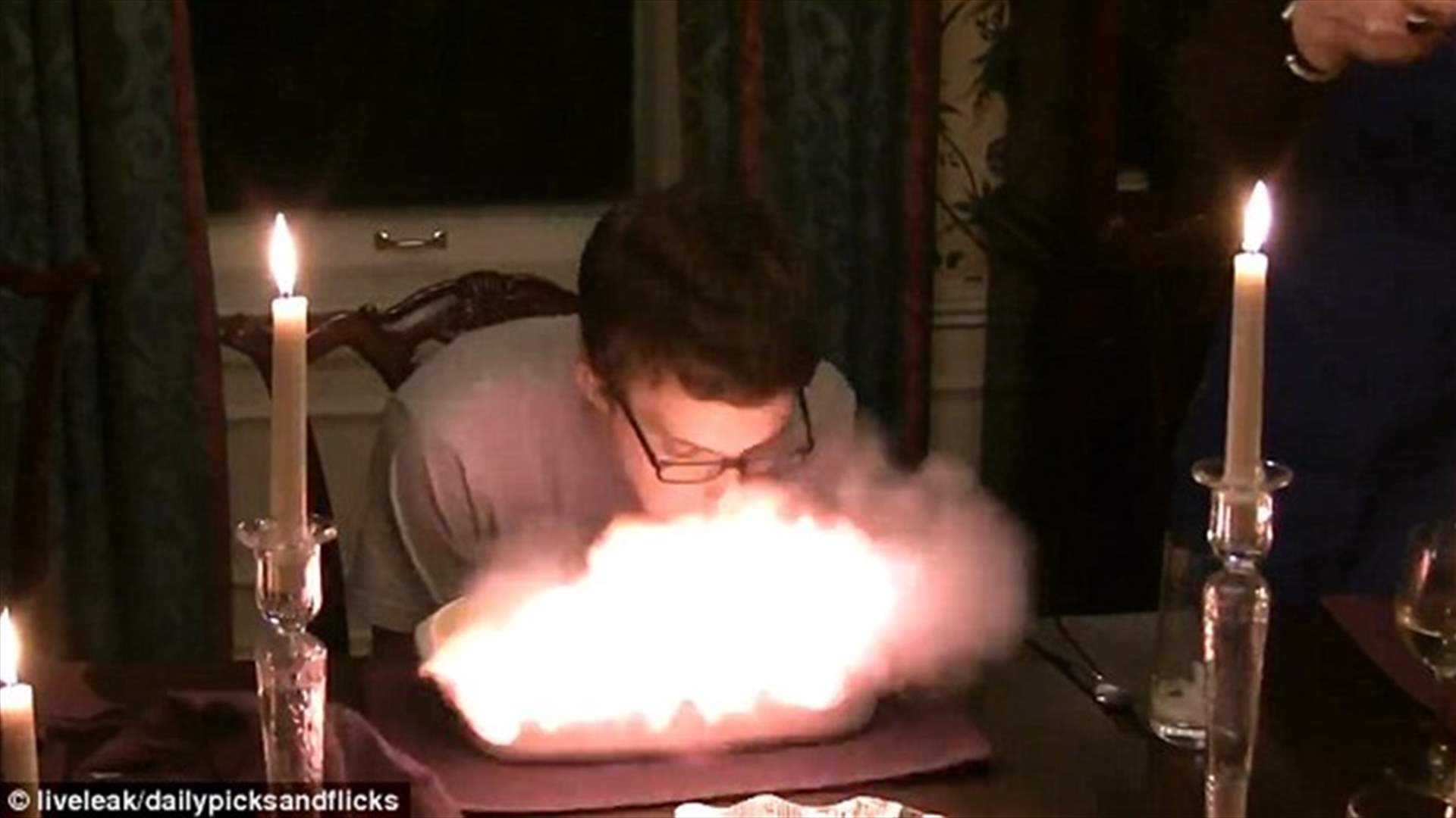 بالفيديو: حاول إطفاء شموع عيد ميلاده... فاشتعل القالب بوجهه!