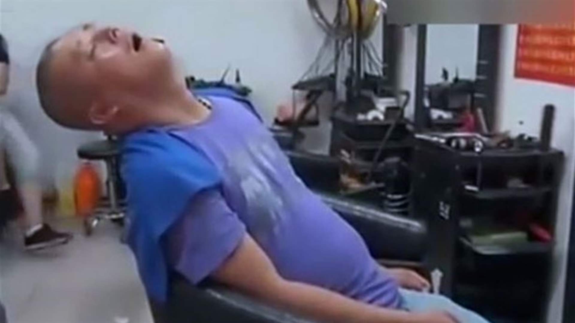 بالفيديو: حلاق صيني يستدعي الشرطة والمسعفين لأحد الزبائن