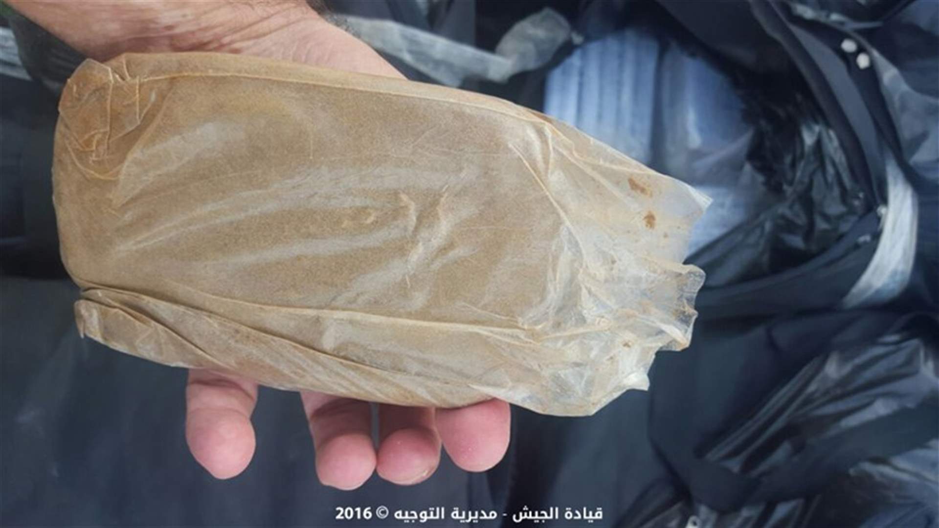 بالصور: الجيش يضبط 46 حقيبة من المواد المخدرة على متن مركب مقابل مرفأ صيدا