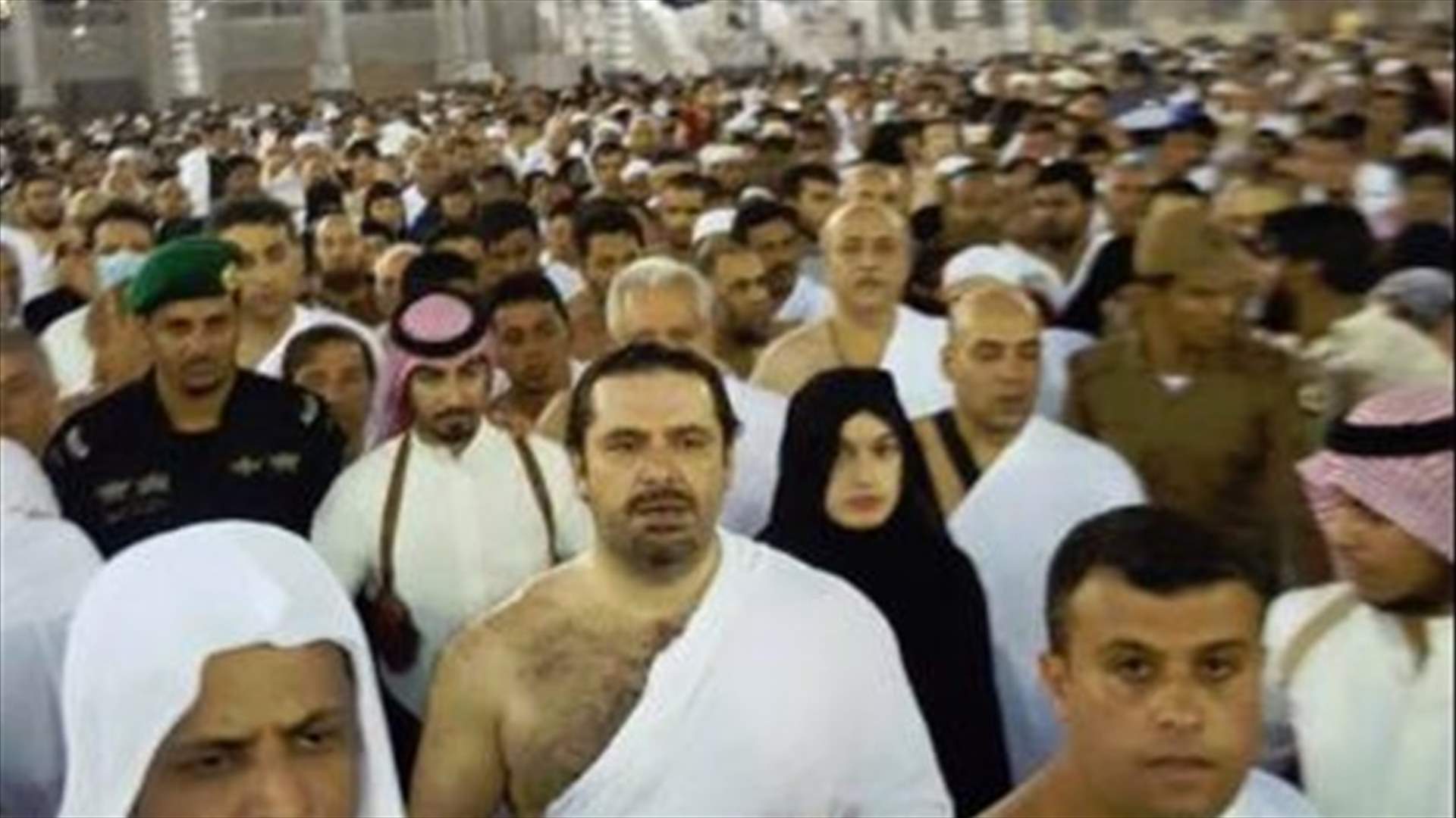 بالصور...الحريري يؤدي مناسك العمرة