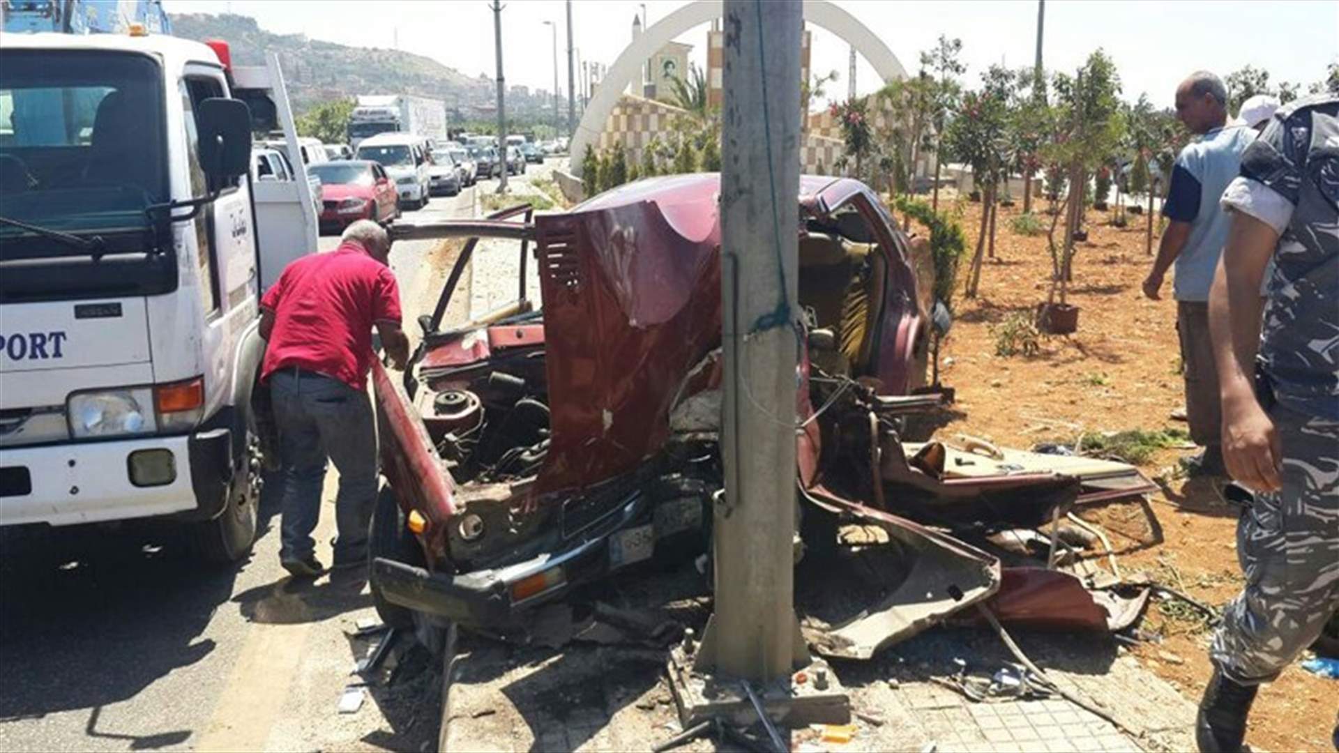 بالصور...قتيل بحادث مروع على اوتوستراد المنية