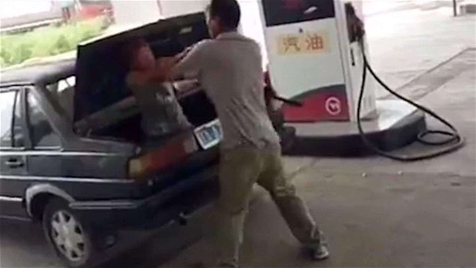 بالفيديو: وضعها في صندوق السيارة وضربها بوحشية!