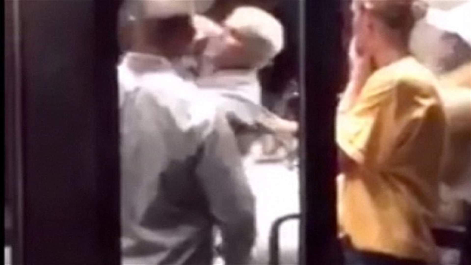 بالفيديو: رجل ينهال بالضرب على جاستن بيبر