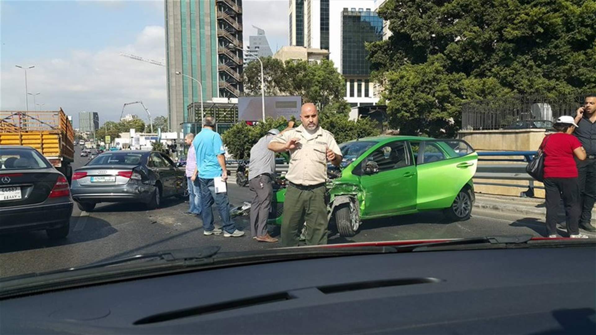 بالصورة: حادث سير بين 3 سيارات على اوتوستراد الصيفي باتجاه شارل الحلو 