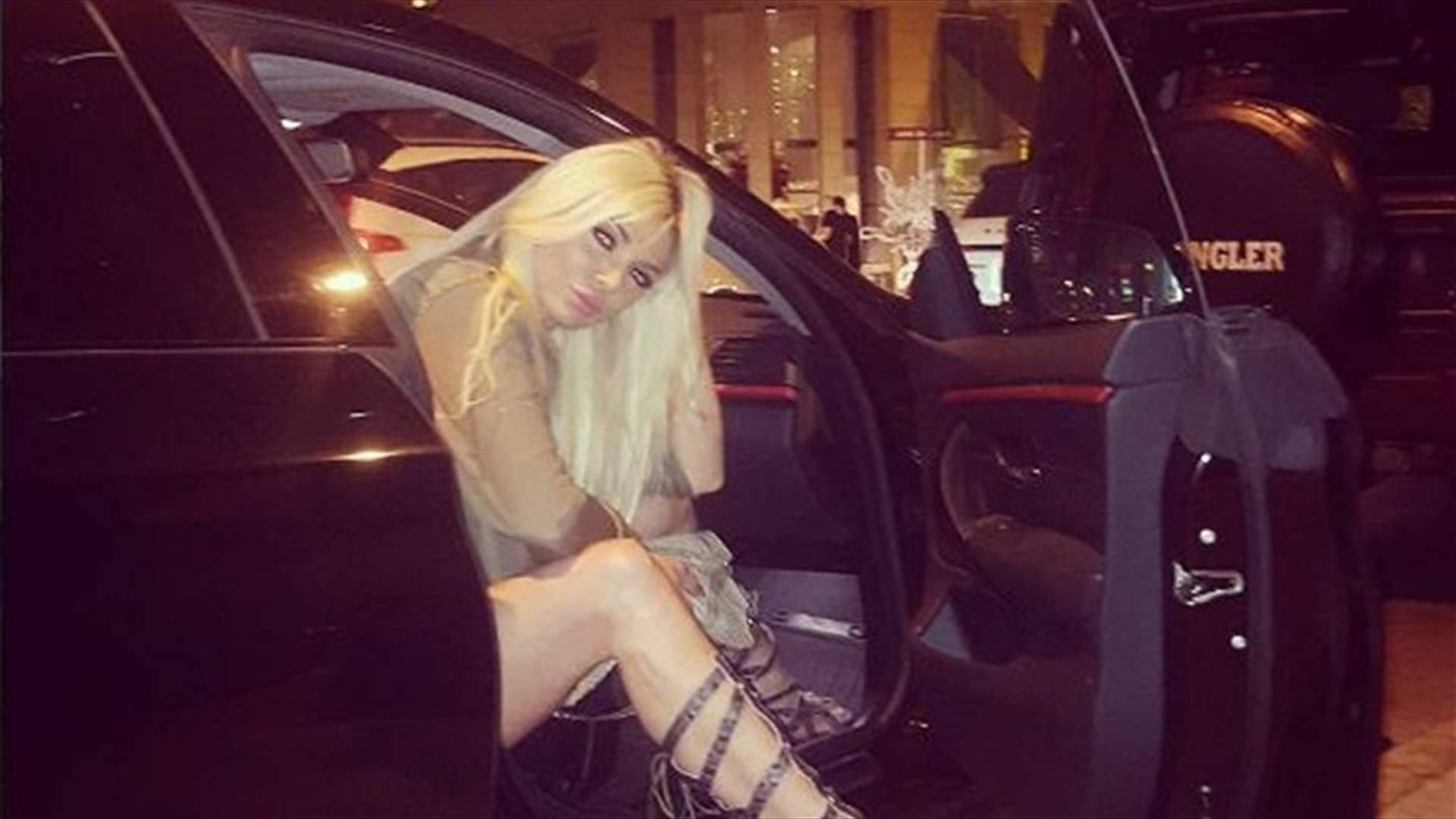 بالفيديو.. ميريام كلينك في شوارع بيروت بدون بنطالون!