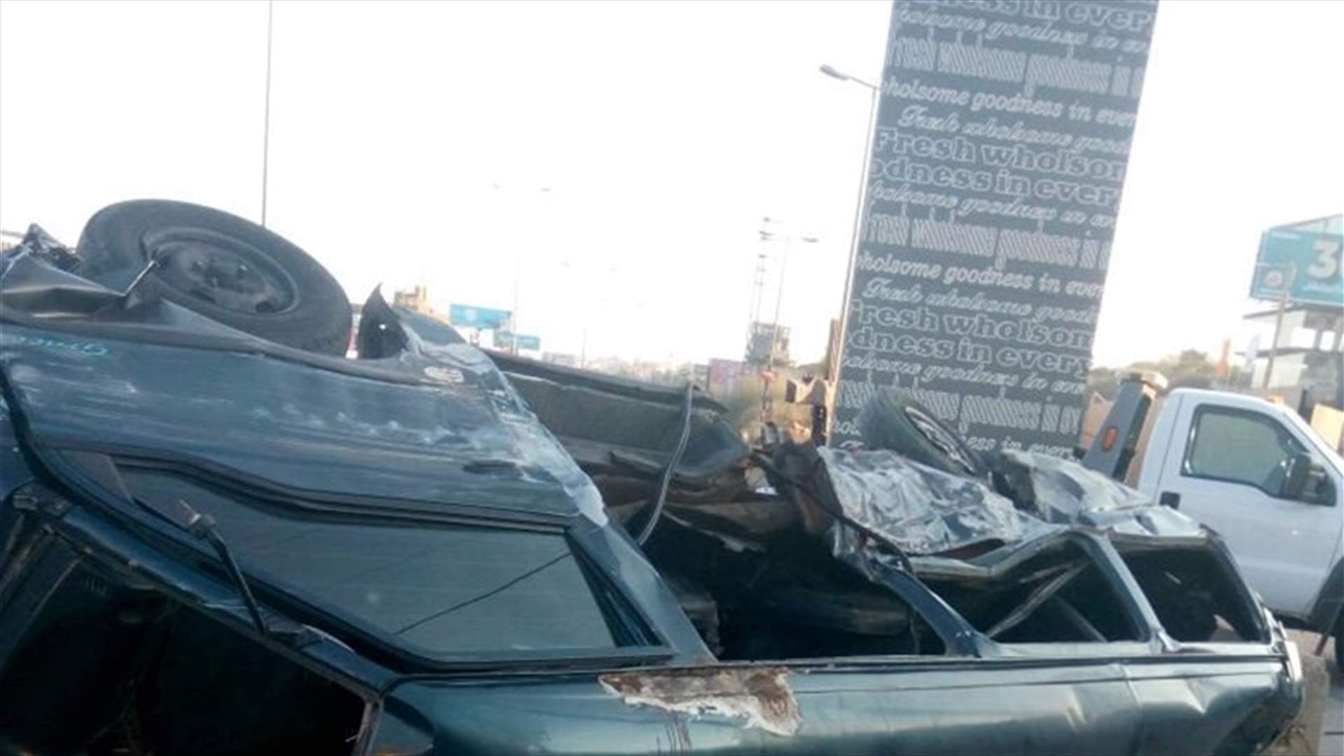 بالصورة: 10 جرحى بانقلاب فان على اوتوستراد جبيل باتجاه شكا