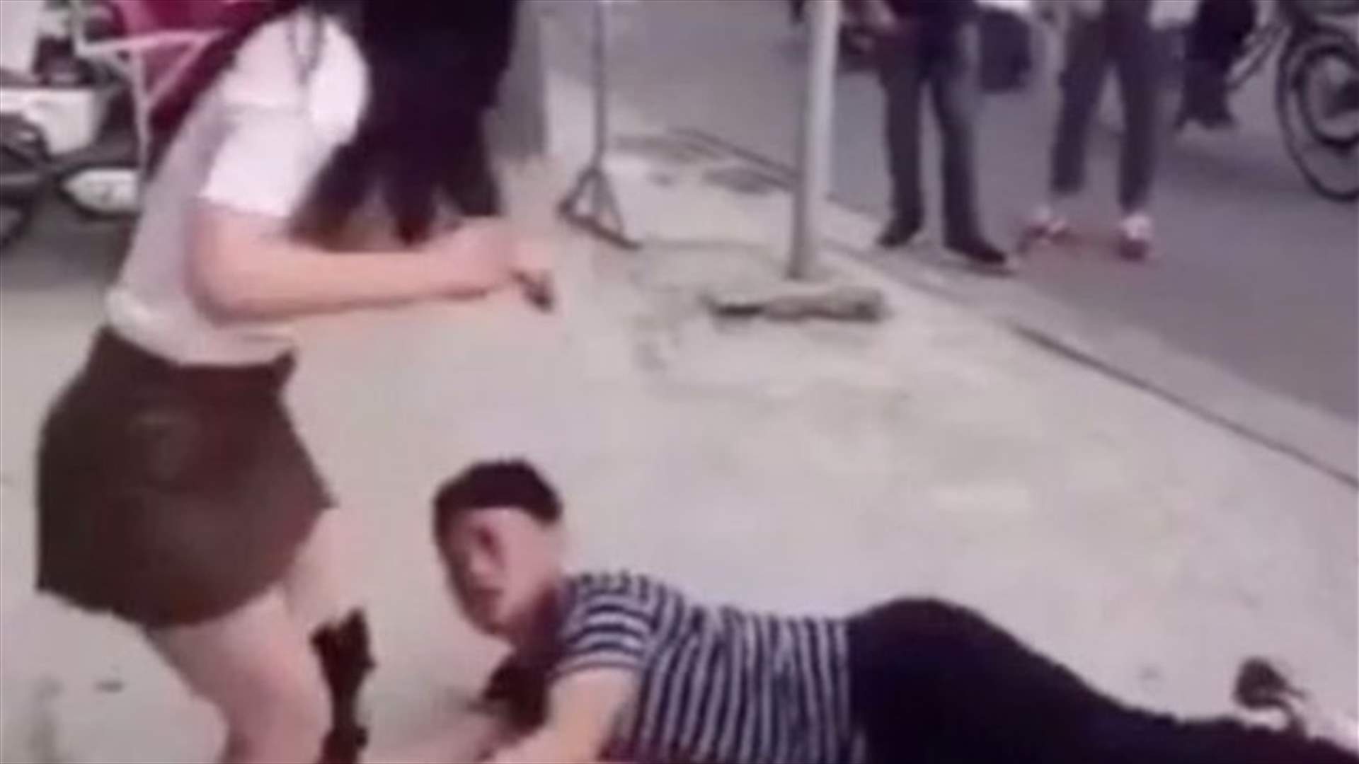 [VIDEO] Chinese Man Seen in Video Clinging to His Girlfriend as He Bags Her Not to Dump Him