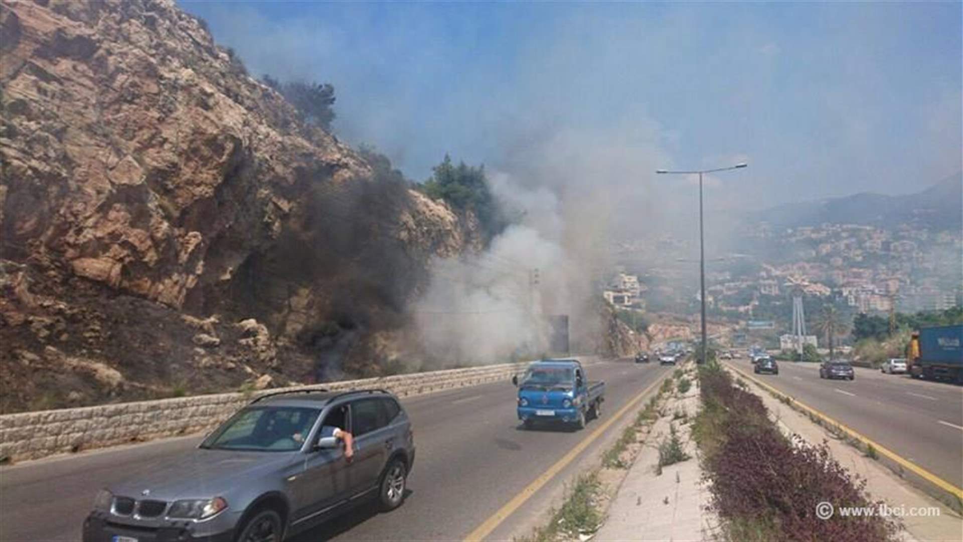 بالصور: حريق مقابل كازينو لبنان على المسلك الشرقي للأوتوستراد