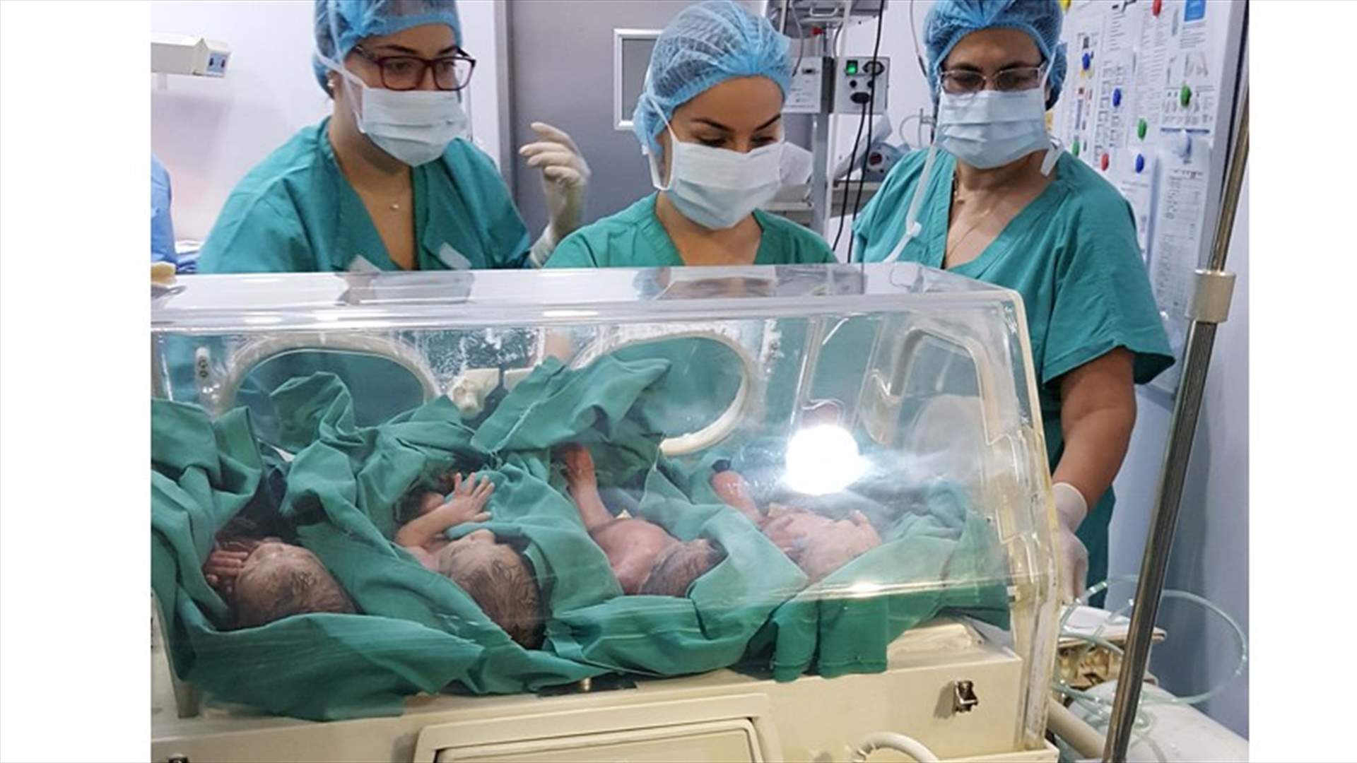بالصورة - في حالة نادرة 1على 64 مليون ... أربعة توائم في جبيل 