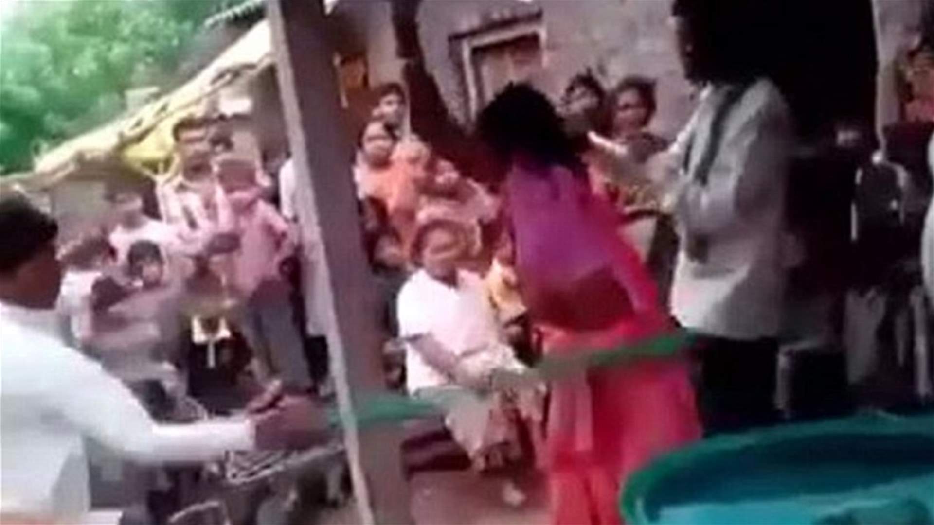 بالفيديو: ضرب زوجته وعشيقها بطريقةٍ وحشيّه بعد اكتشاف خيانتها له
