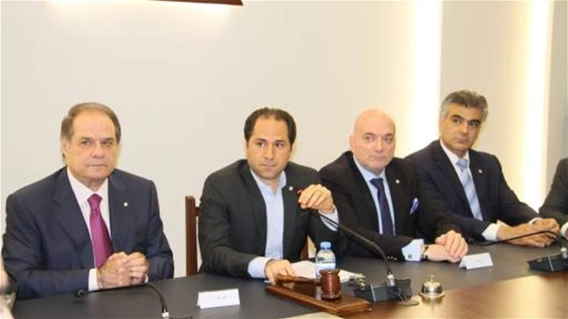 السفير: استقالة حكيم وقزي نهائية ولا تراجع عنها