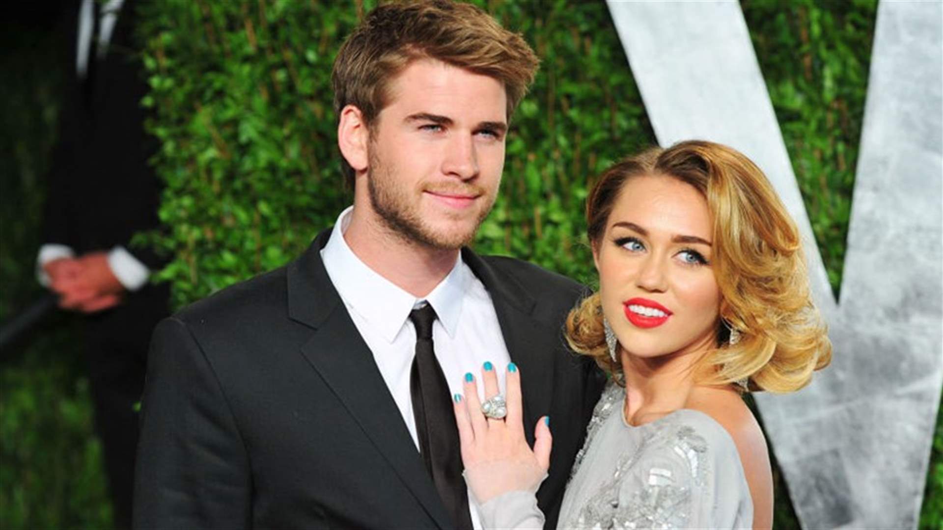 بالصور: مايلي سايروس برفقة ليام هامسورث وتضع خاتم خطوبتها منه