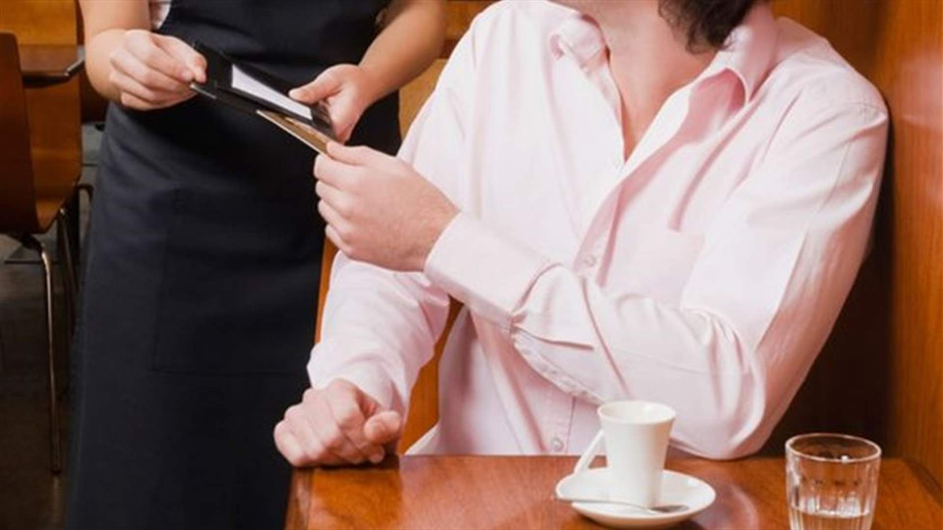 ترك 1000 دولار إكرامية للنادل لكن في اليوم التالي...
